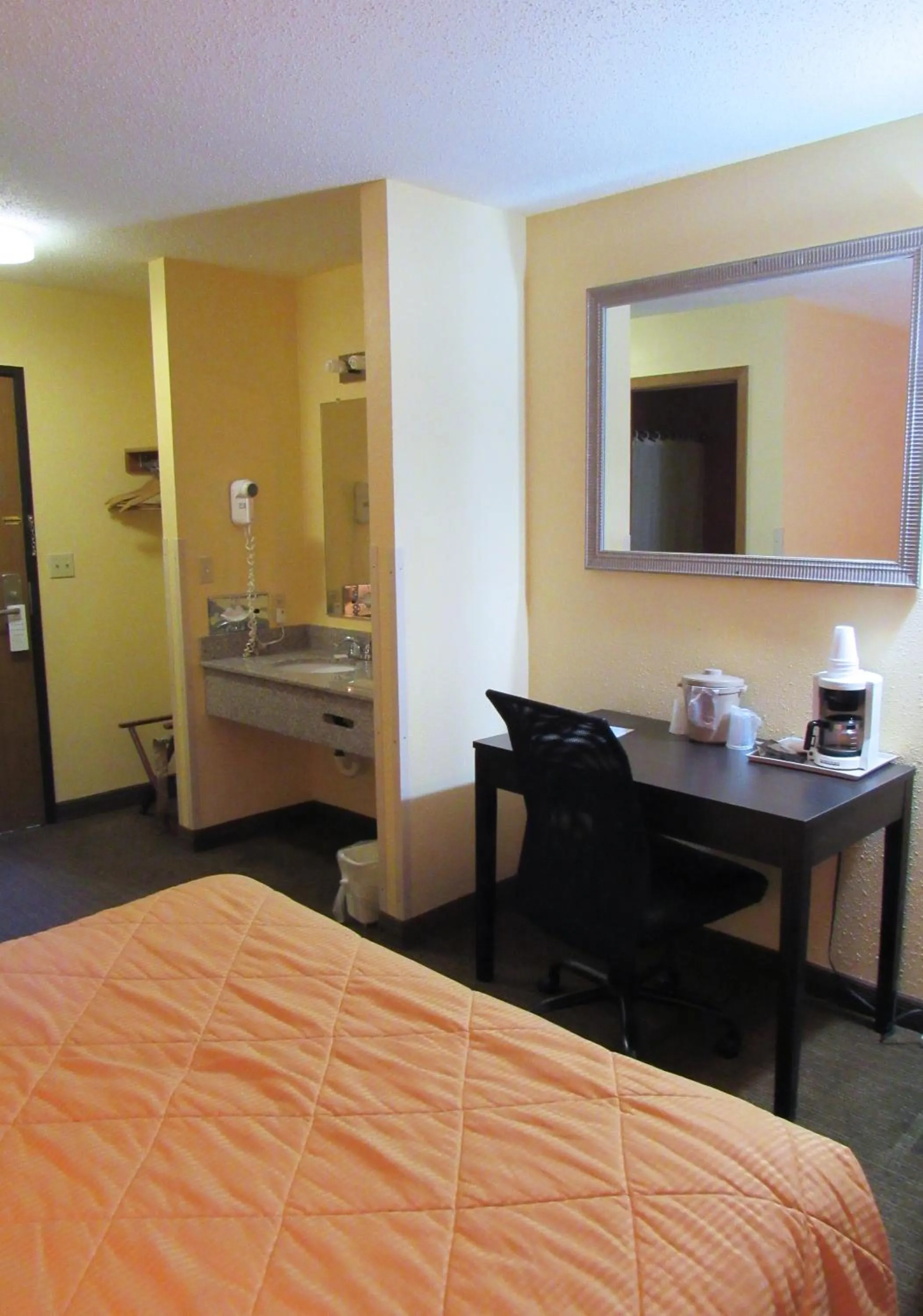Seating area, Bed in RedRock Inn Sioux Falls