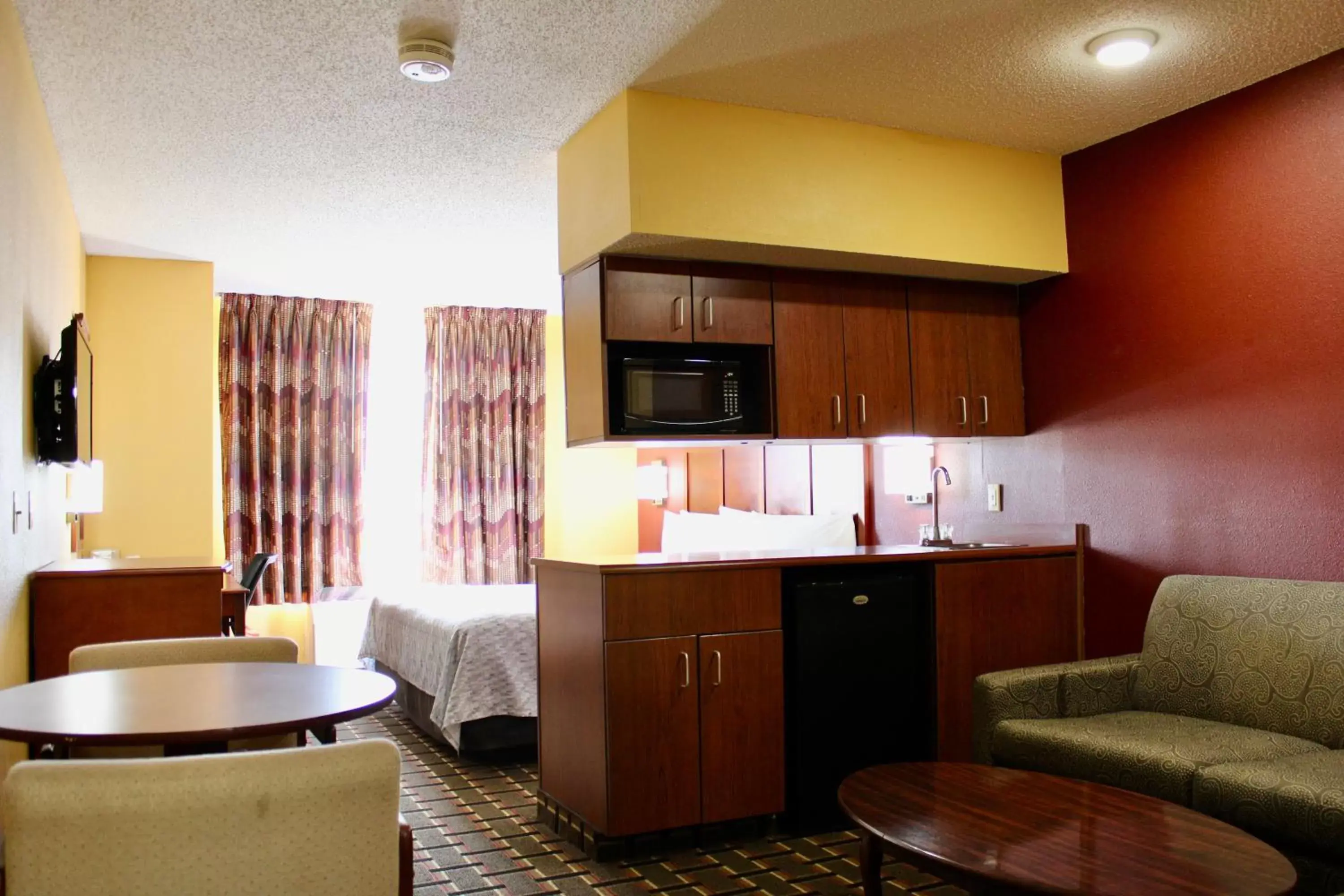 TV and multimedia, Kitchen/Kitchenette in HomeTown Inn & Suites