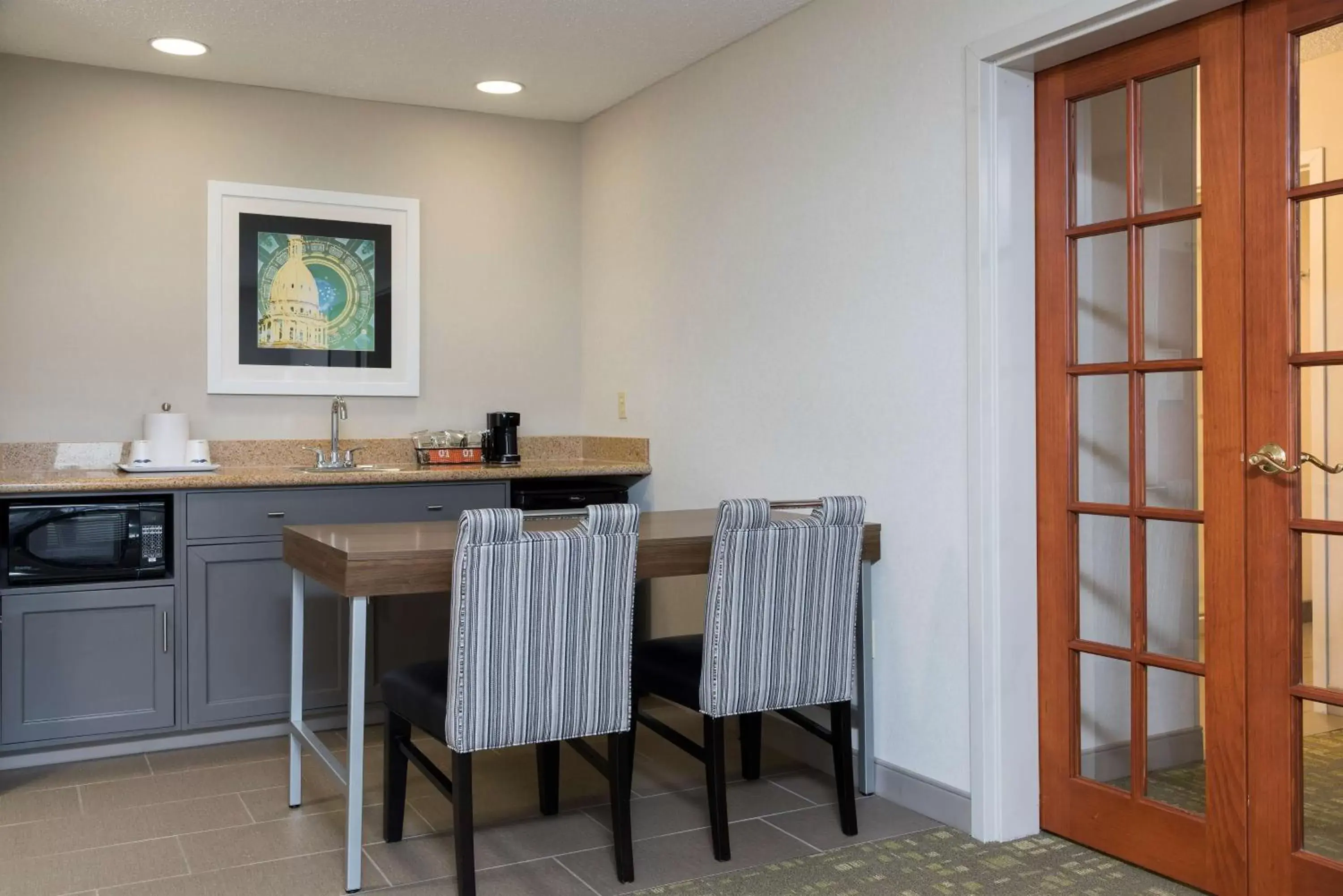 Kitchen or kitchenette, Dining Area in Hampton Inn & Suites East Lansing
