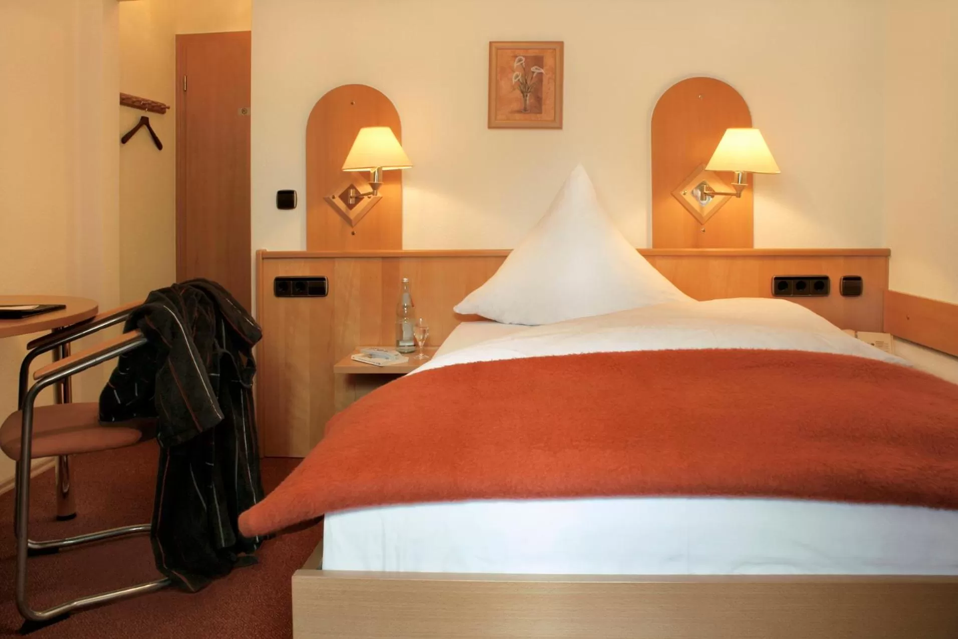 Photo of the whole room, Bed in Hotel Rose Heidelberg inklusive Frühstück, Saunanutzung und Parkplätze nach Verfügbarkeit