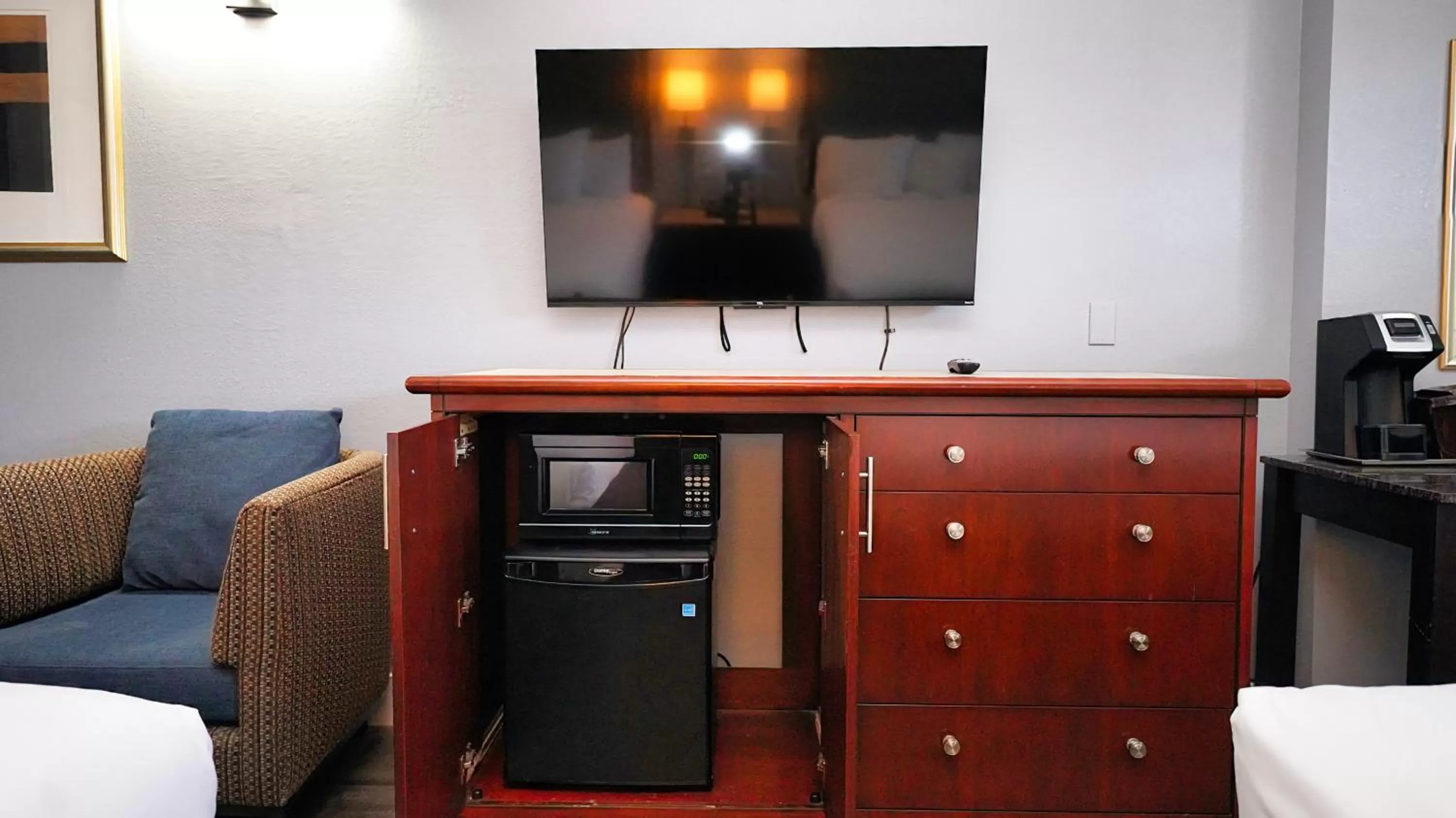 TV and multimedia in SeaSide Inn & Suites