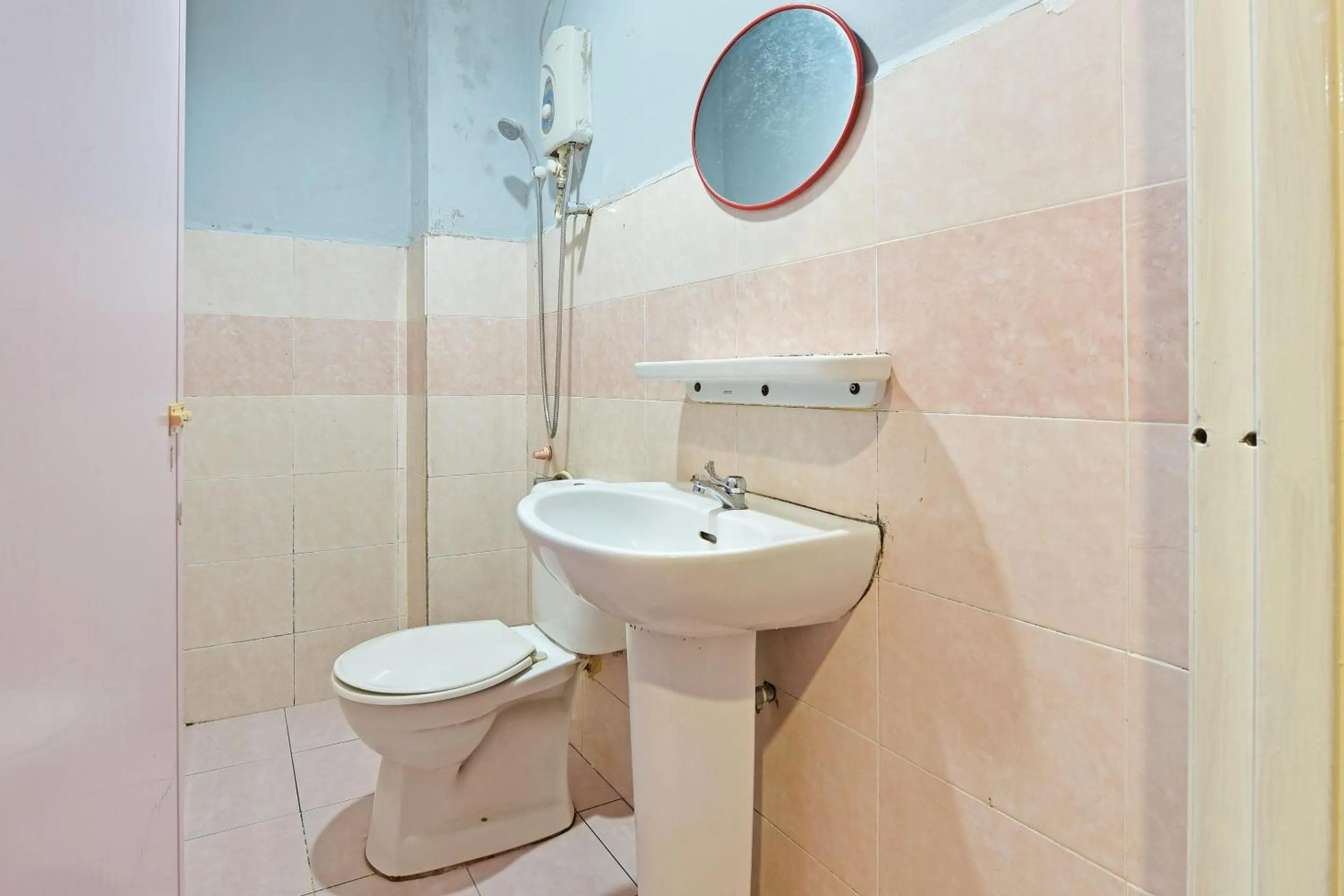 Bathroom in OYO 90846 Hotel Akasia