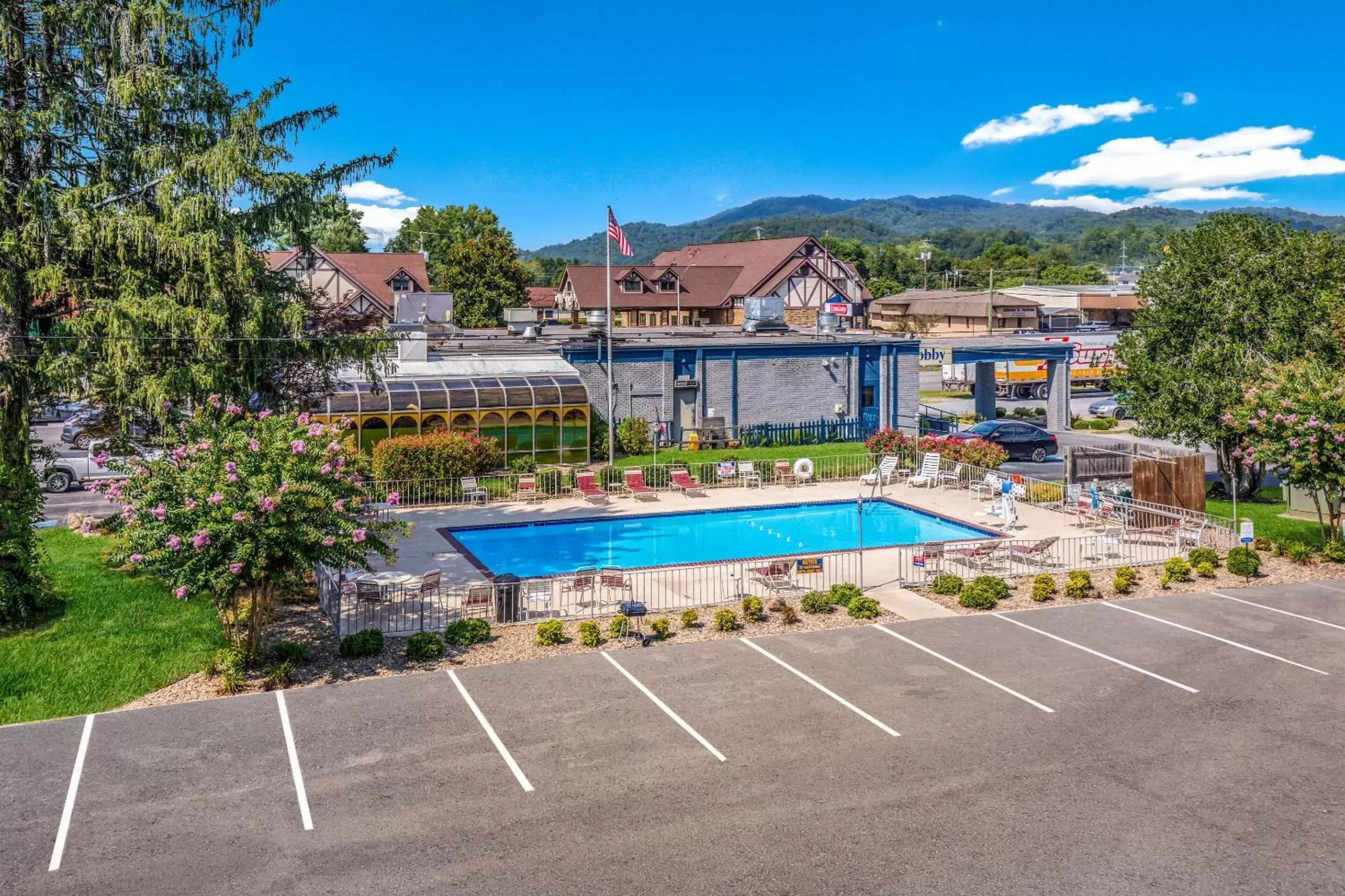 Swimming Pool in Suburban Studios Middlesboro