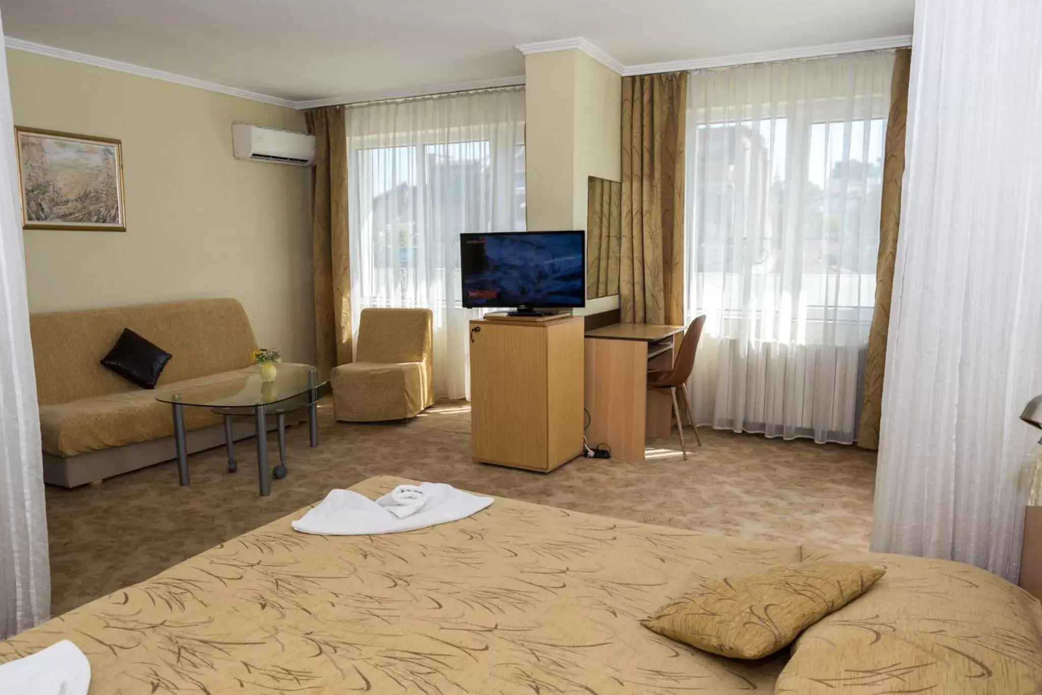 Photo of the whole room, TV/Entertainment Center in Noviz Hotel