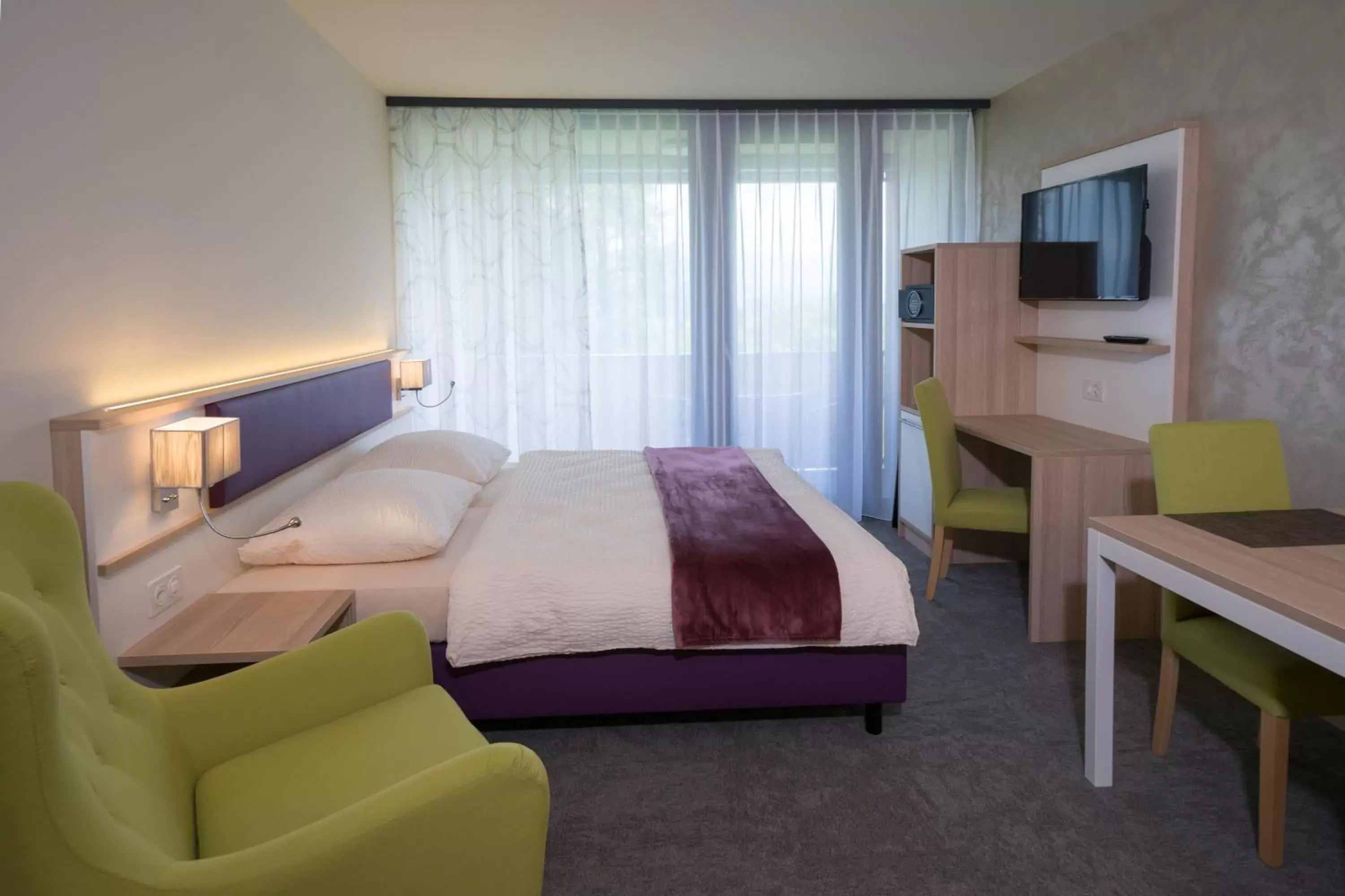 Kitchen or kitchenette, Bed in wohnMOTEL - Hinterforst