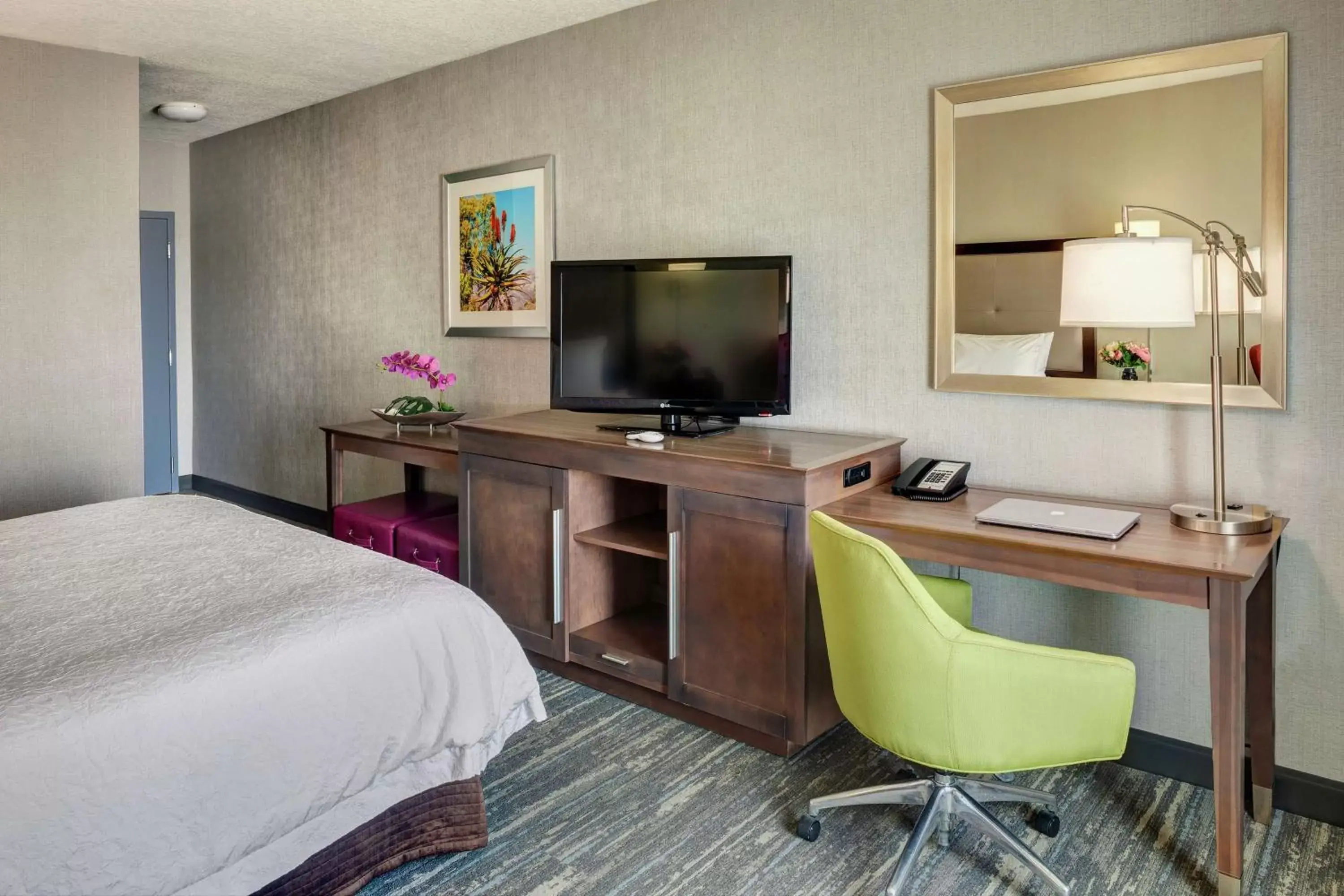 Bedroom, TV/Entertainment Center in Hampton Inn & Suites Palm Desert