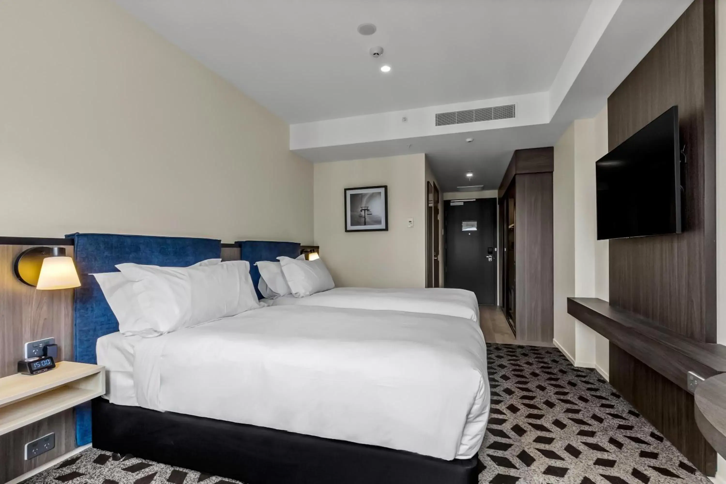 Standard Twin Room with Balcony and Mountain View in Holiday Inn Queenstown Remarkables Park Standard Twin Room with Balcony and Mountain View in Holiday Inn Queenstown Remarkables Park