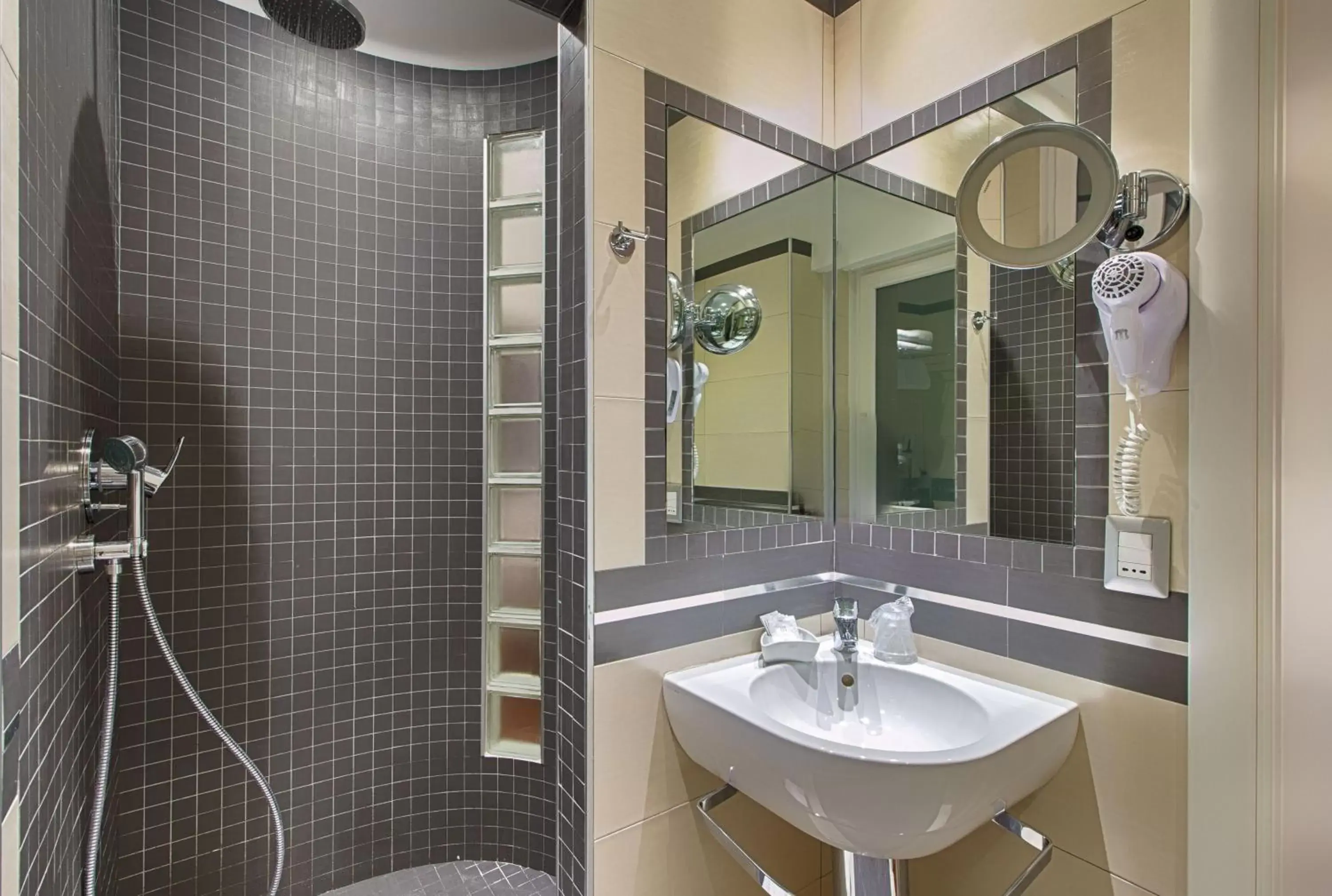 Shower, Bathroom in Hotel Raganelli