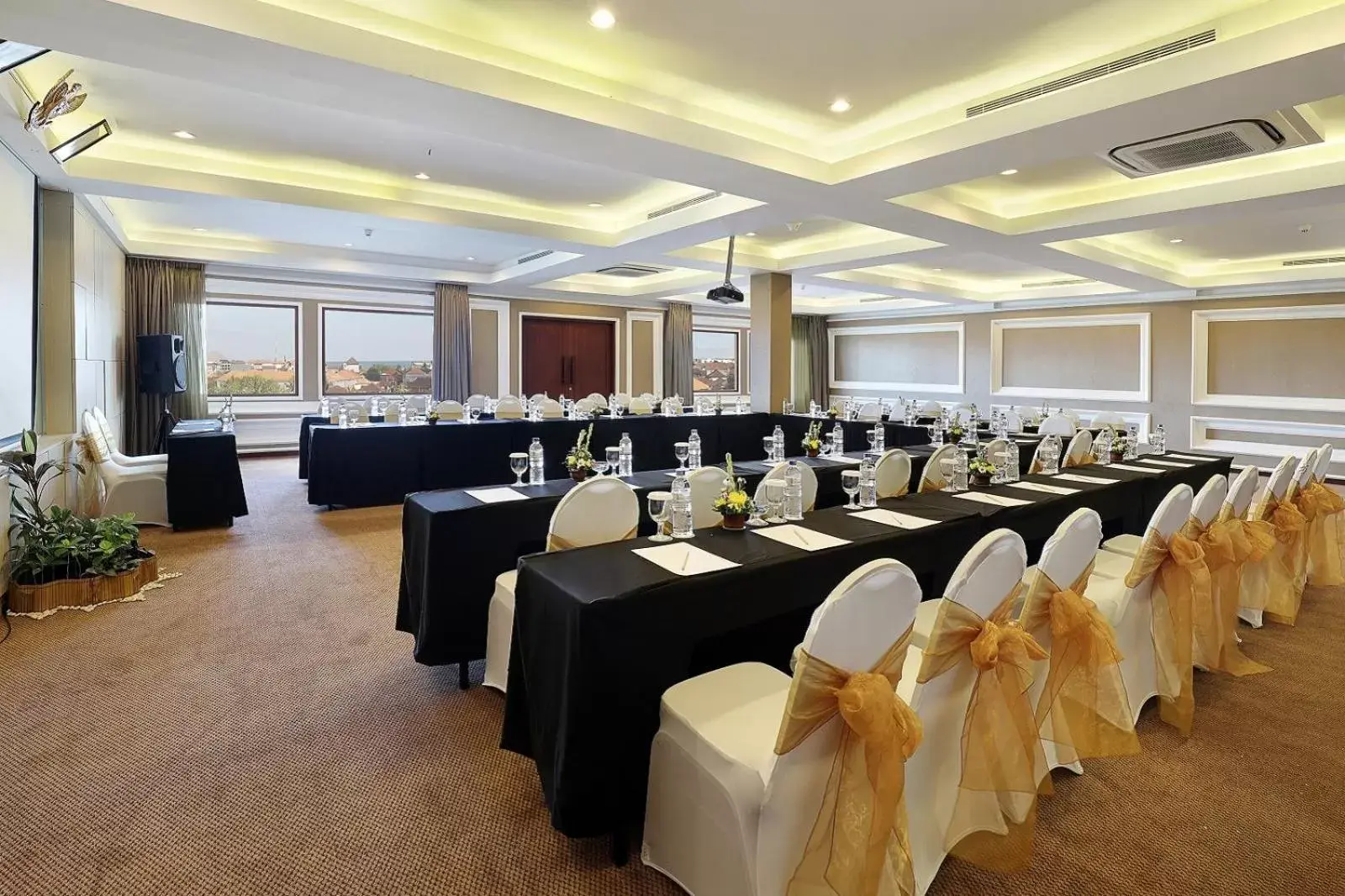 Meeting/conference room, Banquet Facilities in Harper Kuta Hotel by ASTON