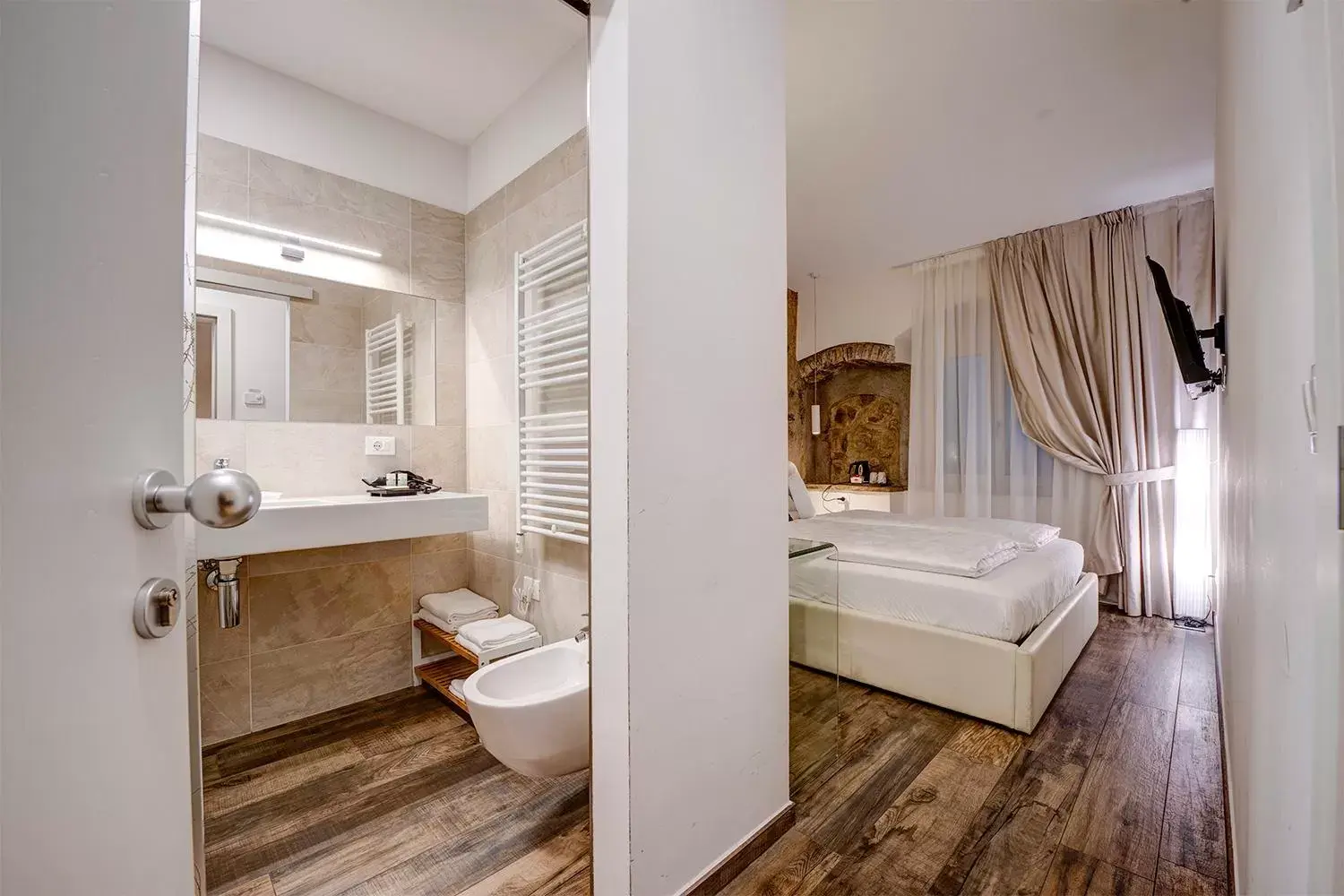 Photo of the whole room, Bathroom in Arcadia Rooms