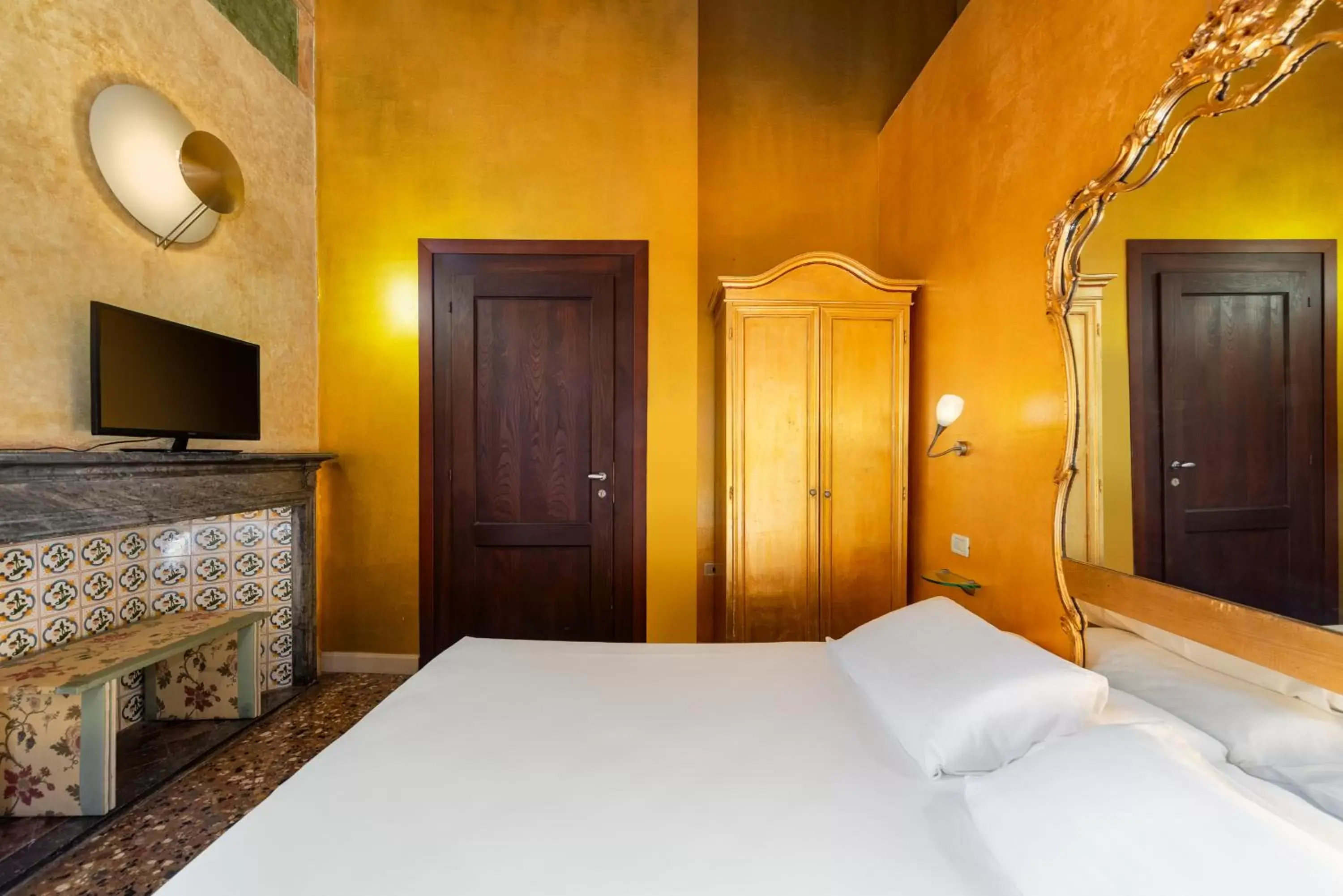 Photo of the whole room, Bed in Sogno di Giulietta e Romeo