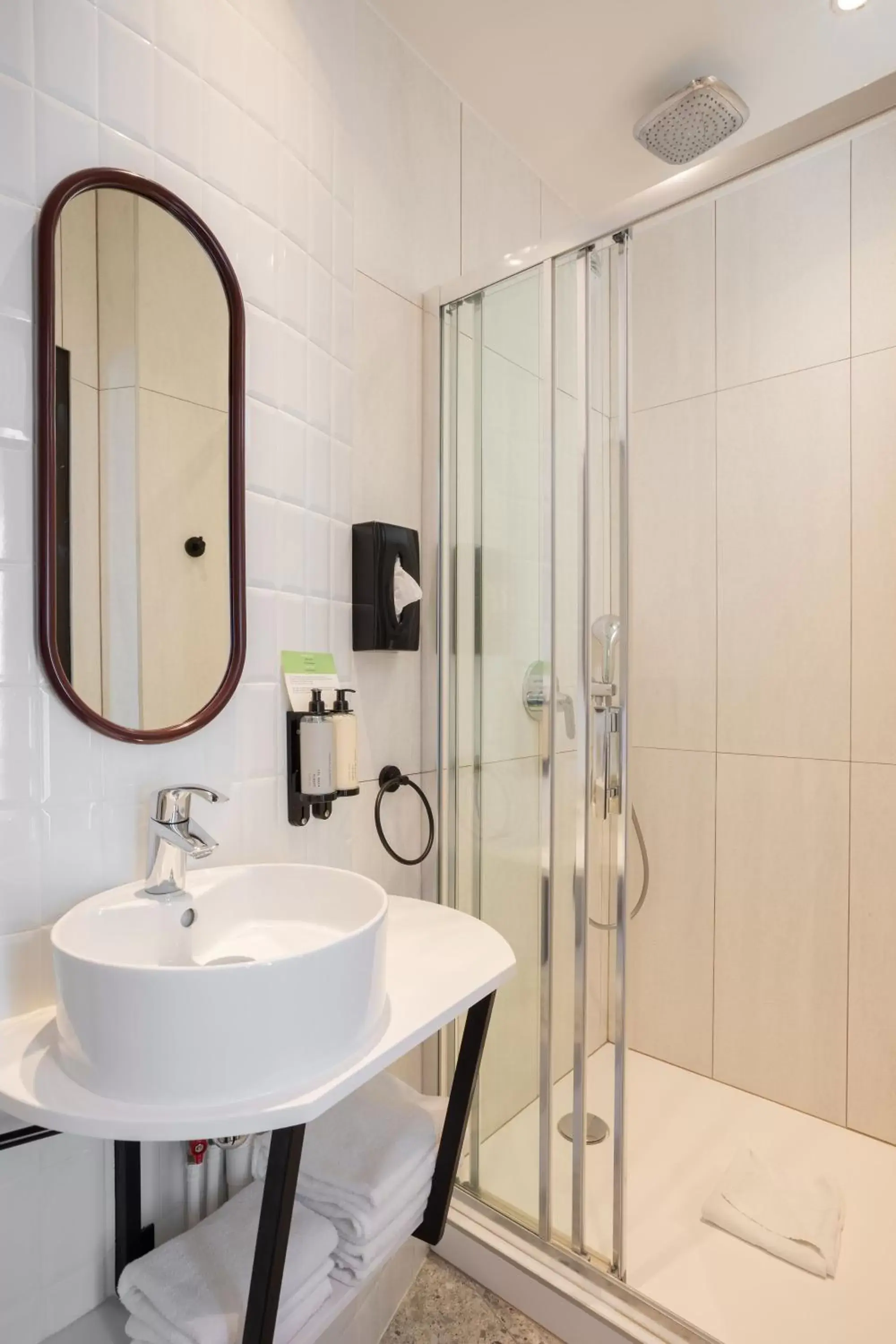 Shower, Bathroom in Hôtel Prince Albert Concordia