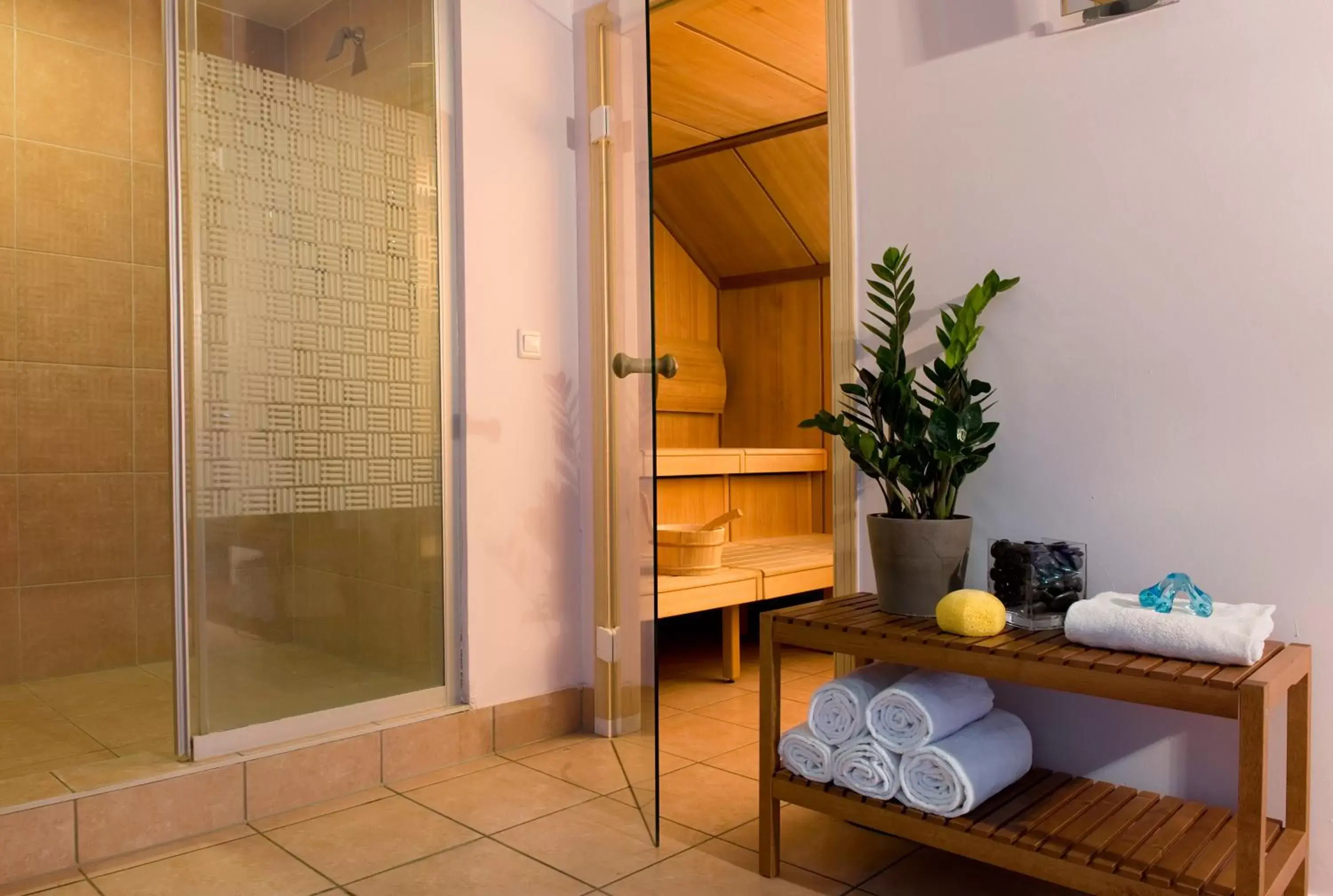 Spa and wellness centre/facilities, Bathroom in SORAT Insel-Hotel Regensburg