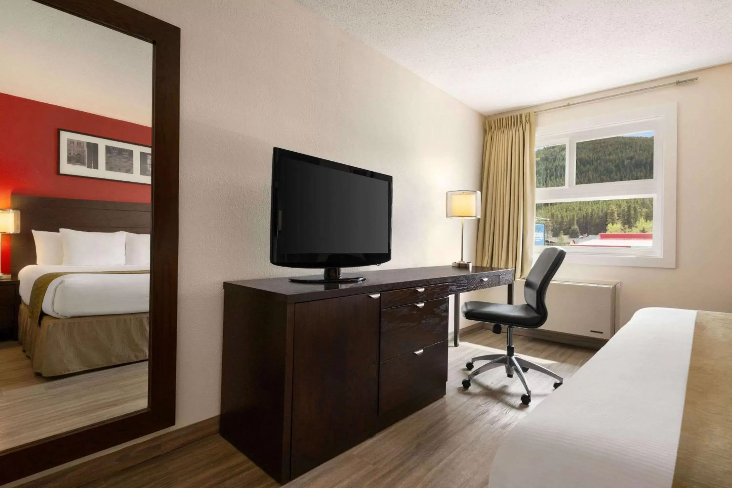 Photo of the whole room, TV/Entertainment Center in Travelodge by Wyndham Blairmore