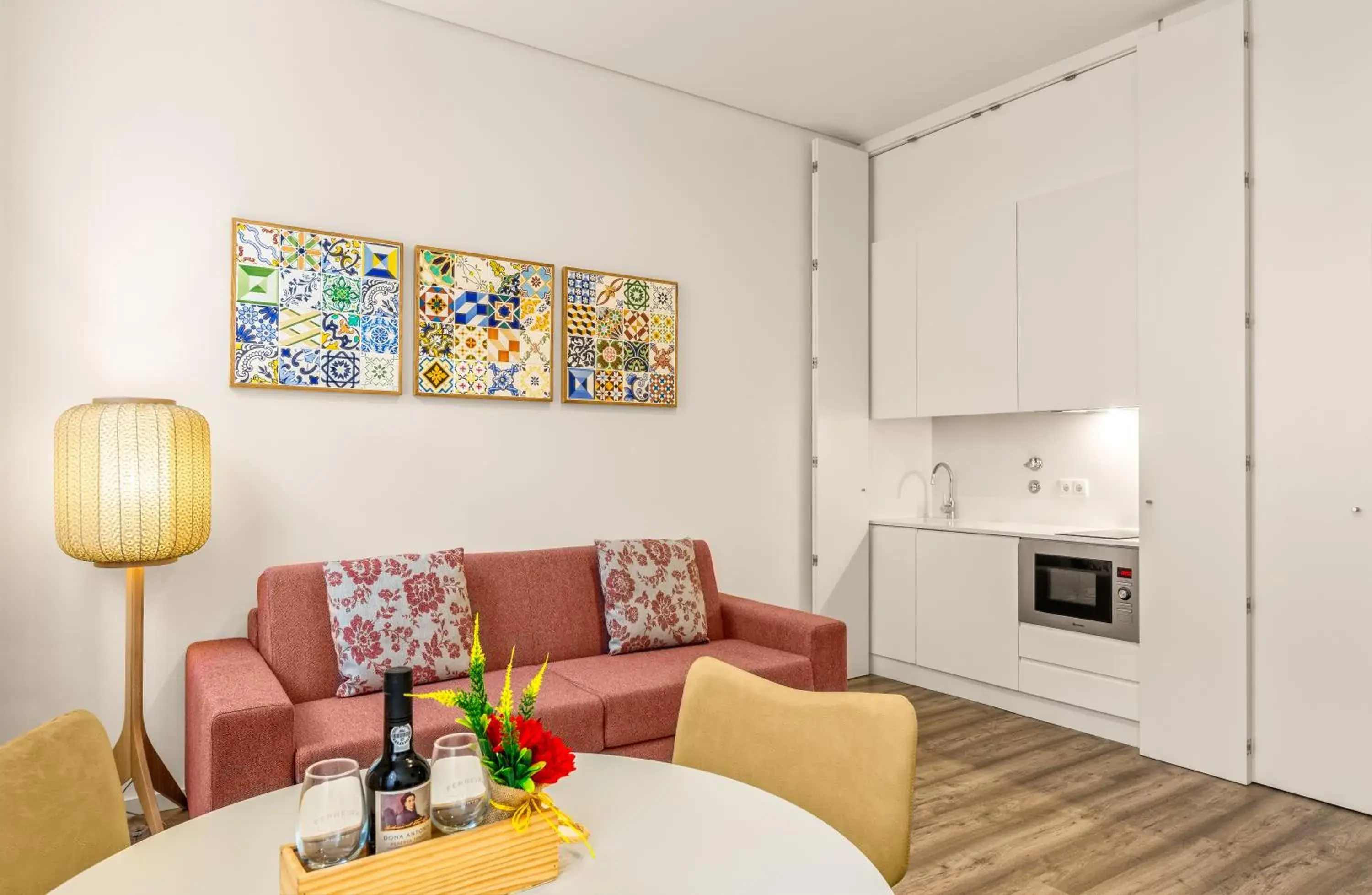 Kitchen or kitchenette, Seating Area in 296 Heritage Apartments