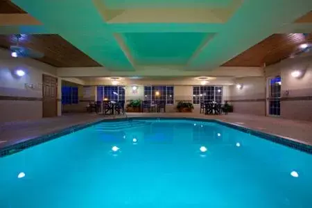 Swimming Pool in Country Inn & Suites by Radisson, Minneapolis/Shakopee, MN