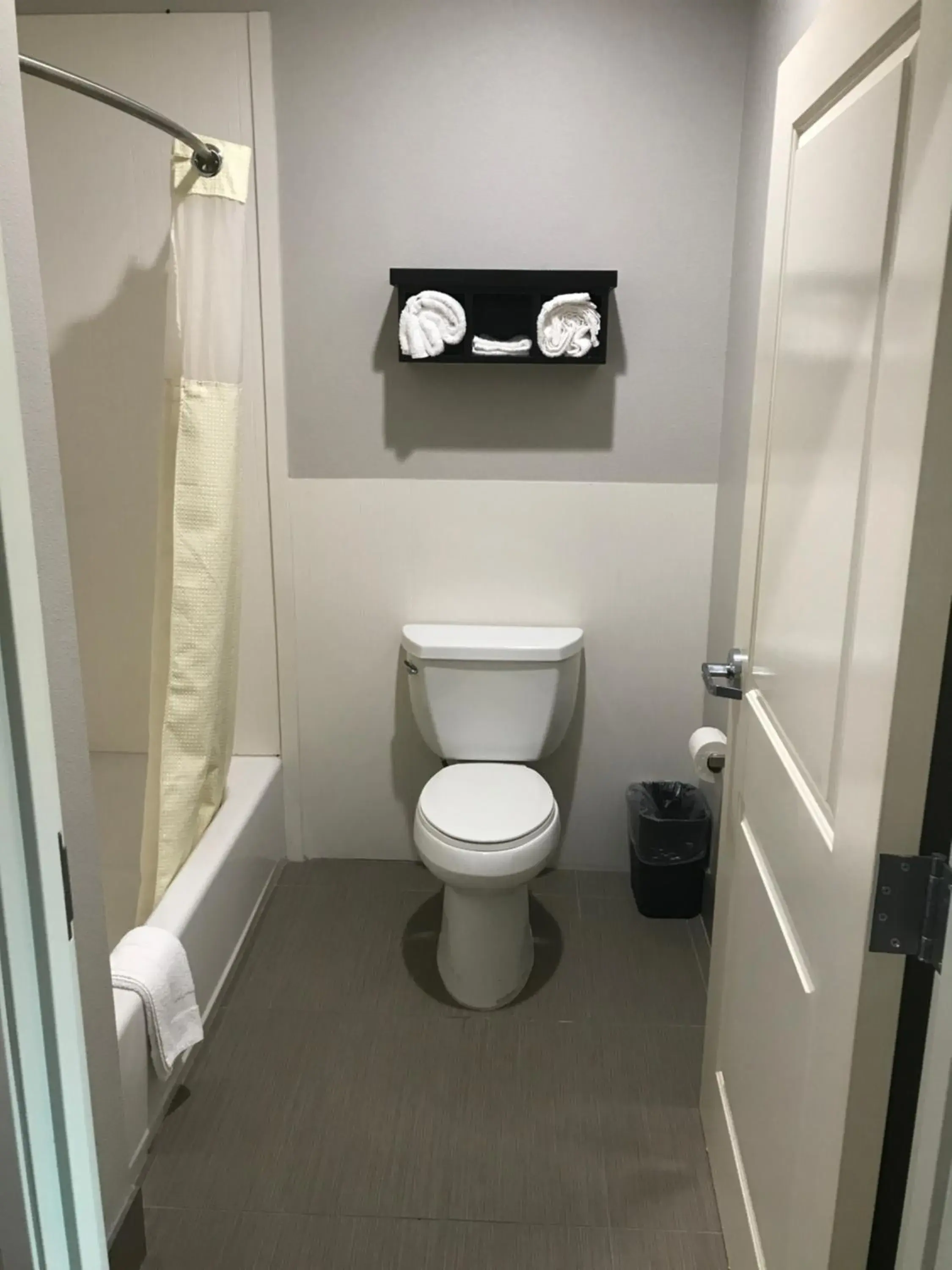 Shower, Bathroom in Grand Villa Inn & Suites Westchase