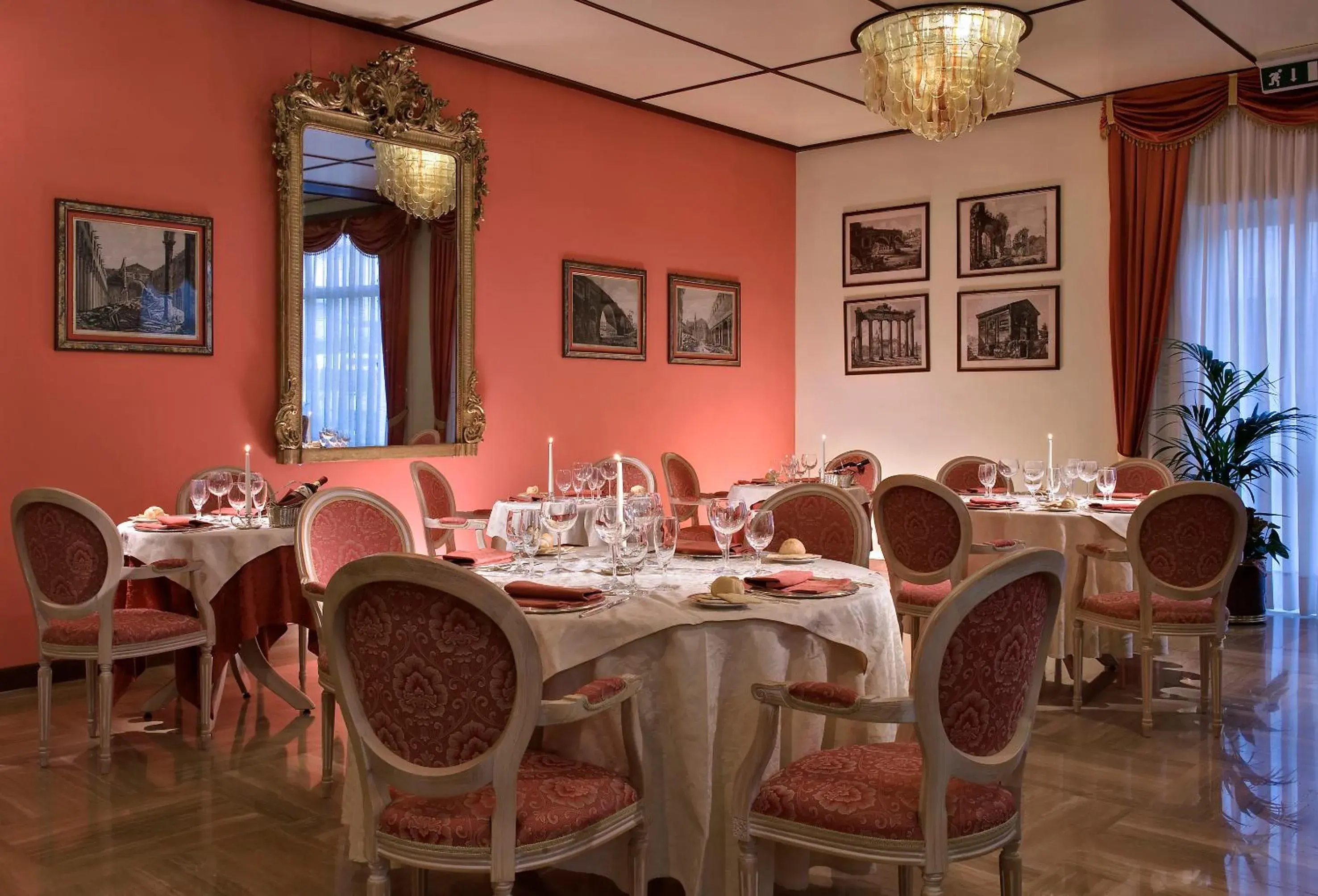 Restaurant/Places to Eat in Hotel Bristol Buja