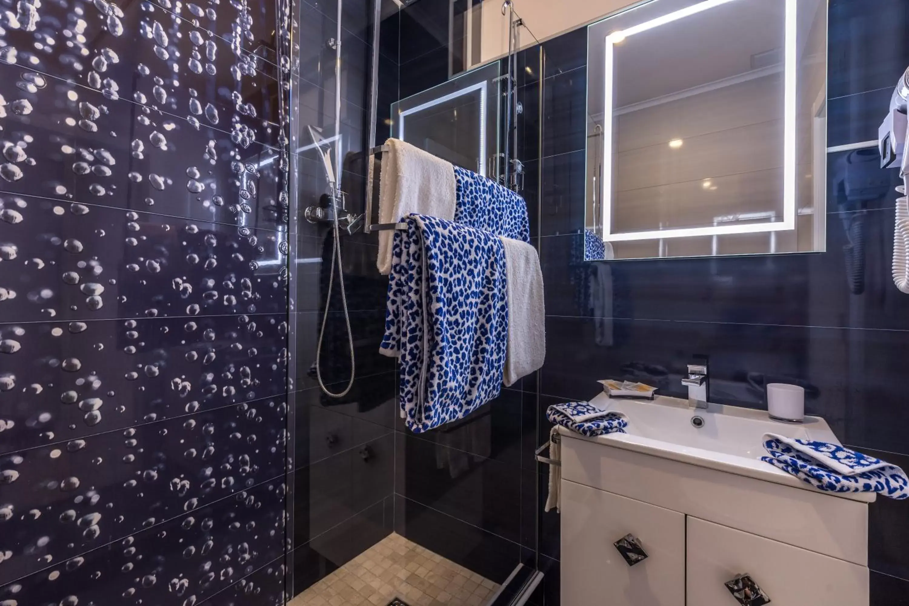 Shower, Bathroom in Suites @ Portarade