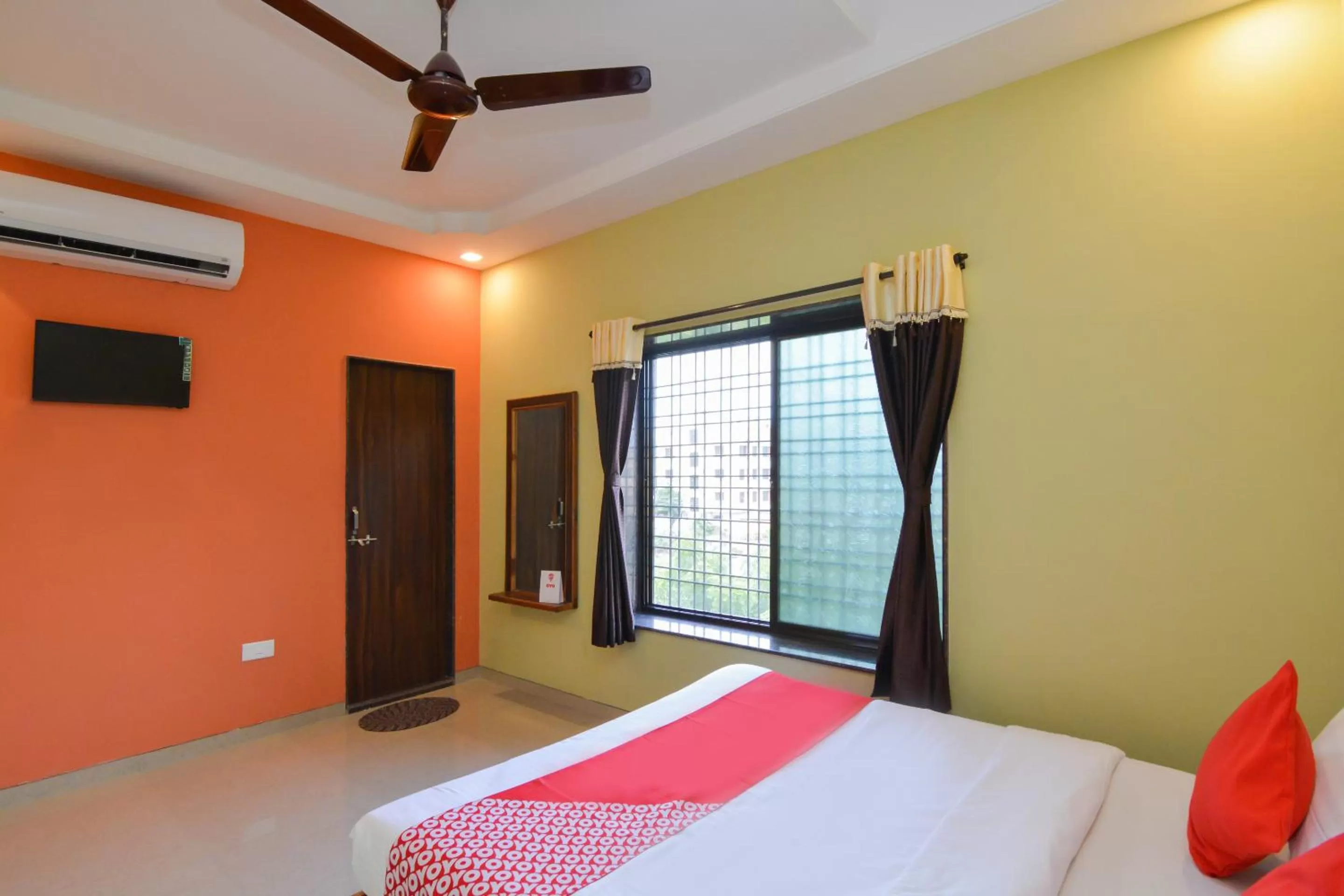 Photo of the whole room, Bed in Sukrangu Palace