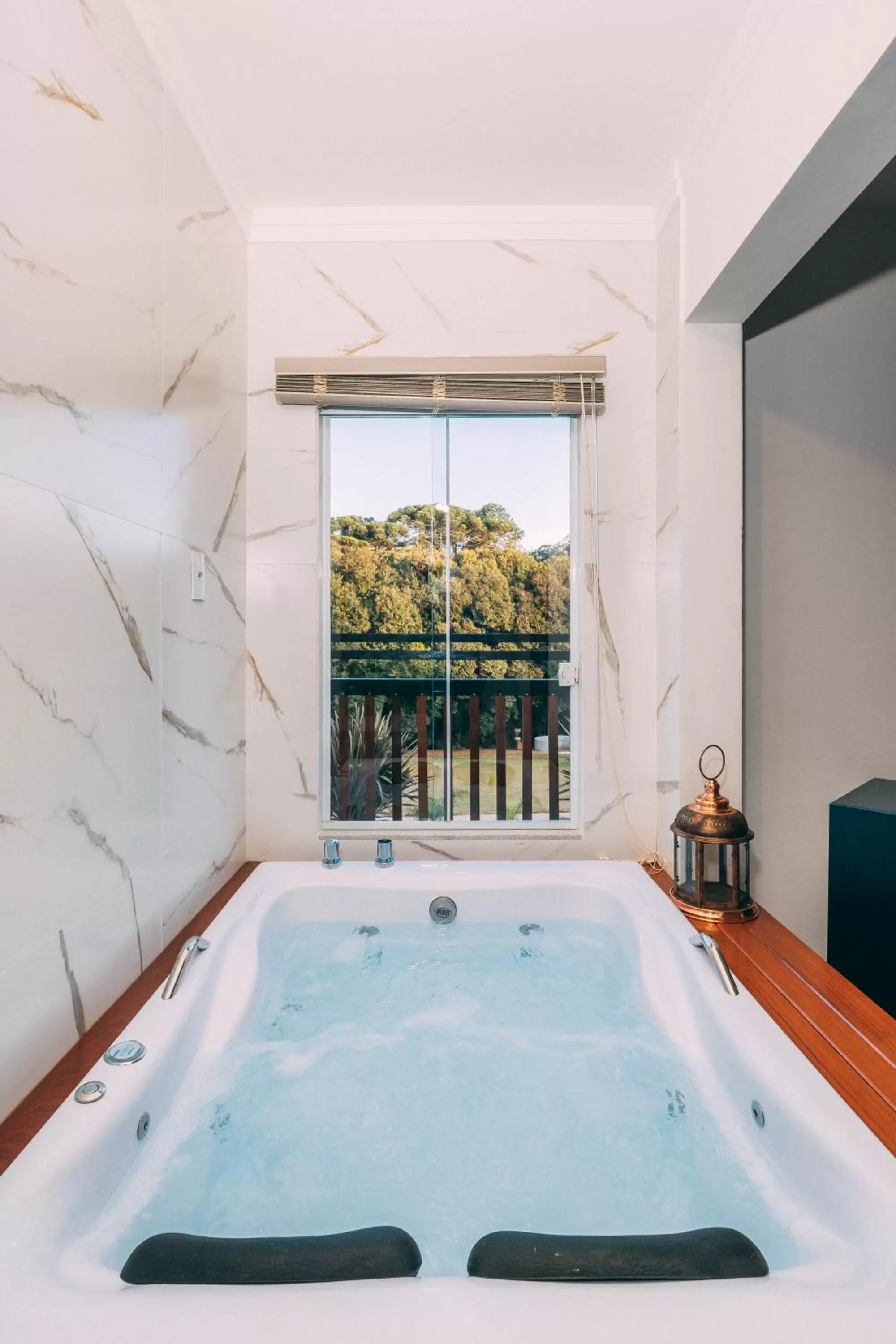 Hot Tub, Bed in Pousada Trem Chic