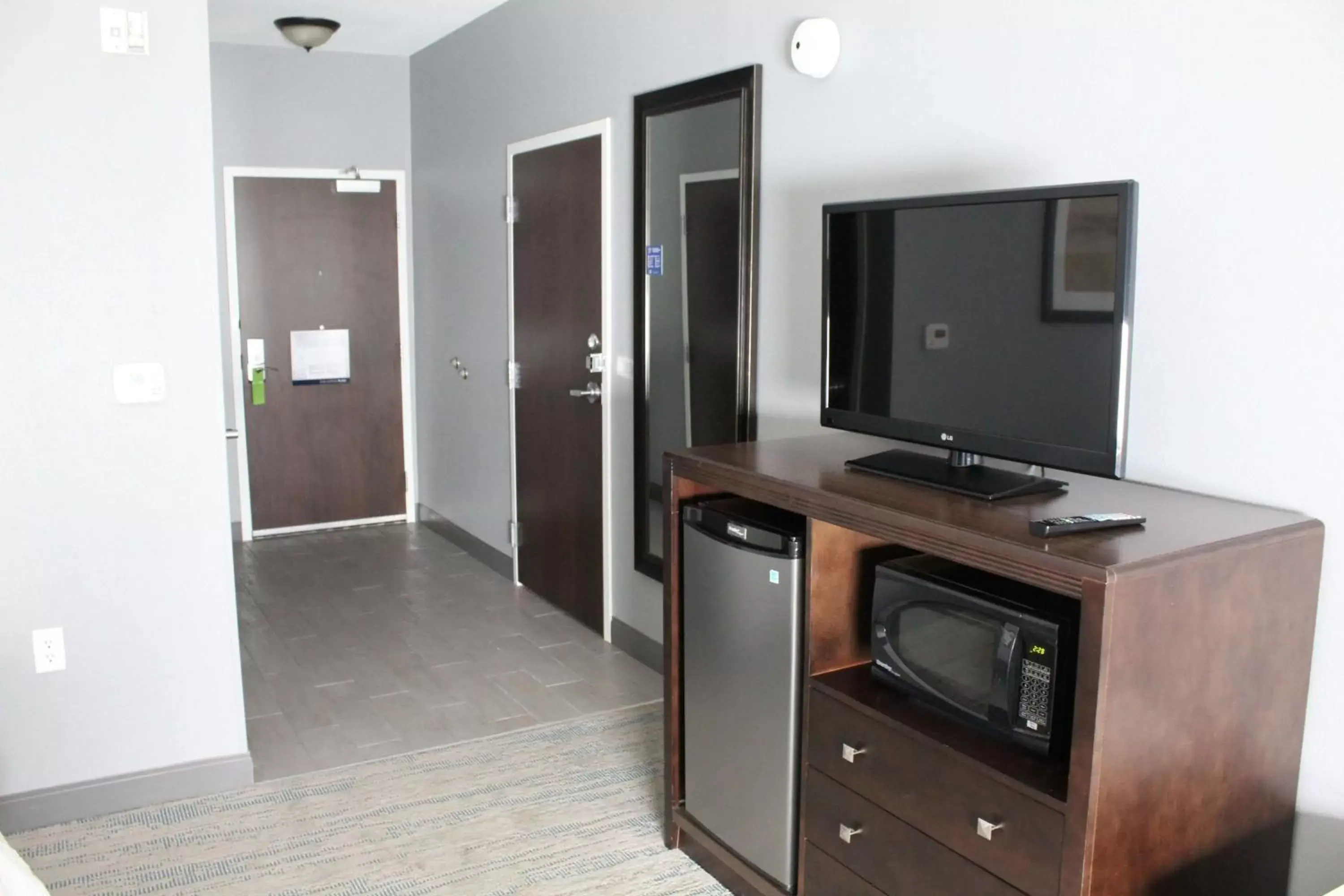 Bedroom, TV/Entertainment Center in Hampton Inn Indianapolis NW/Zionsville