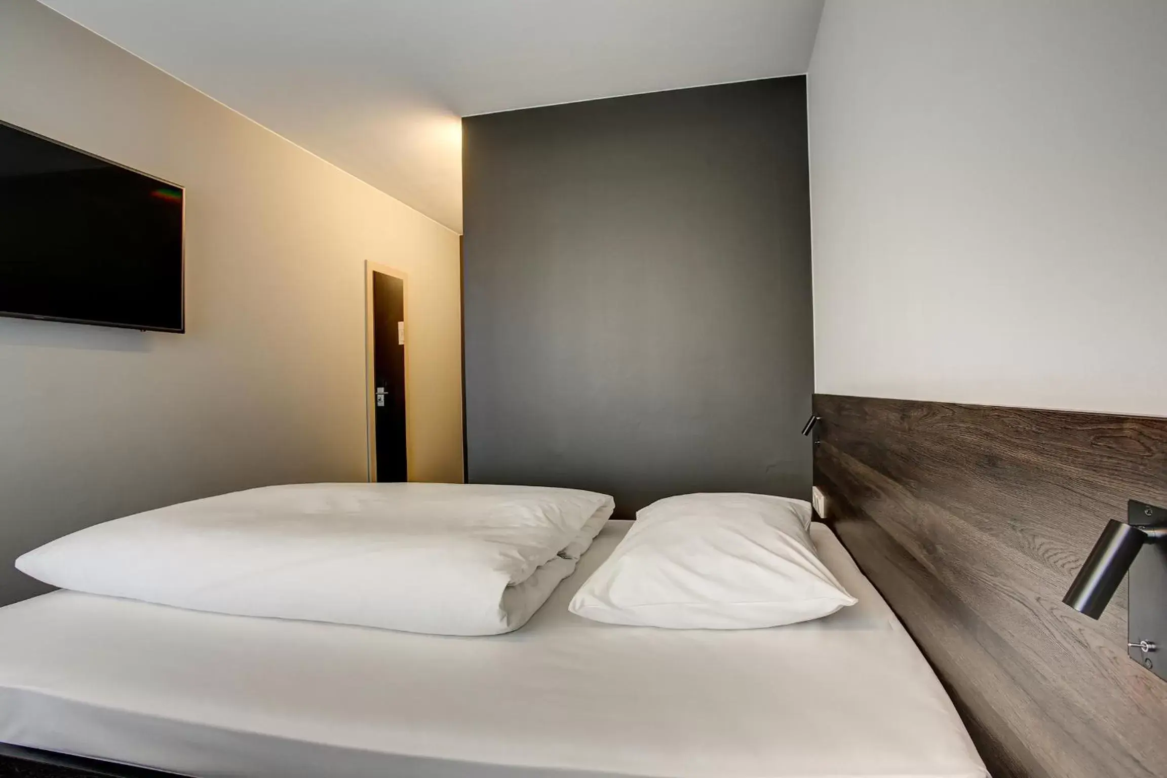 Photo of the whole room, Bed in Centro Parkhotel Stuttgart