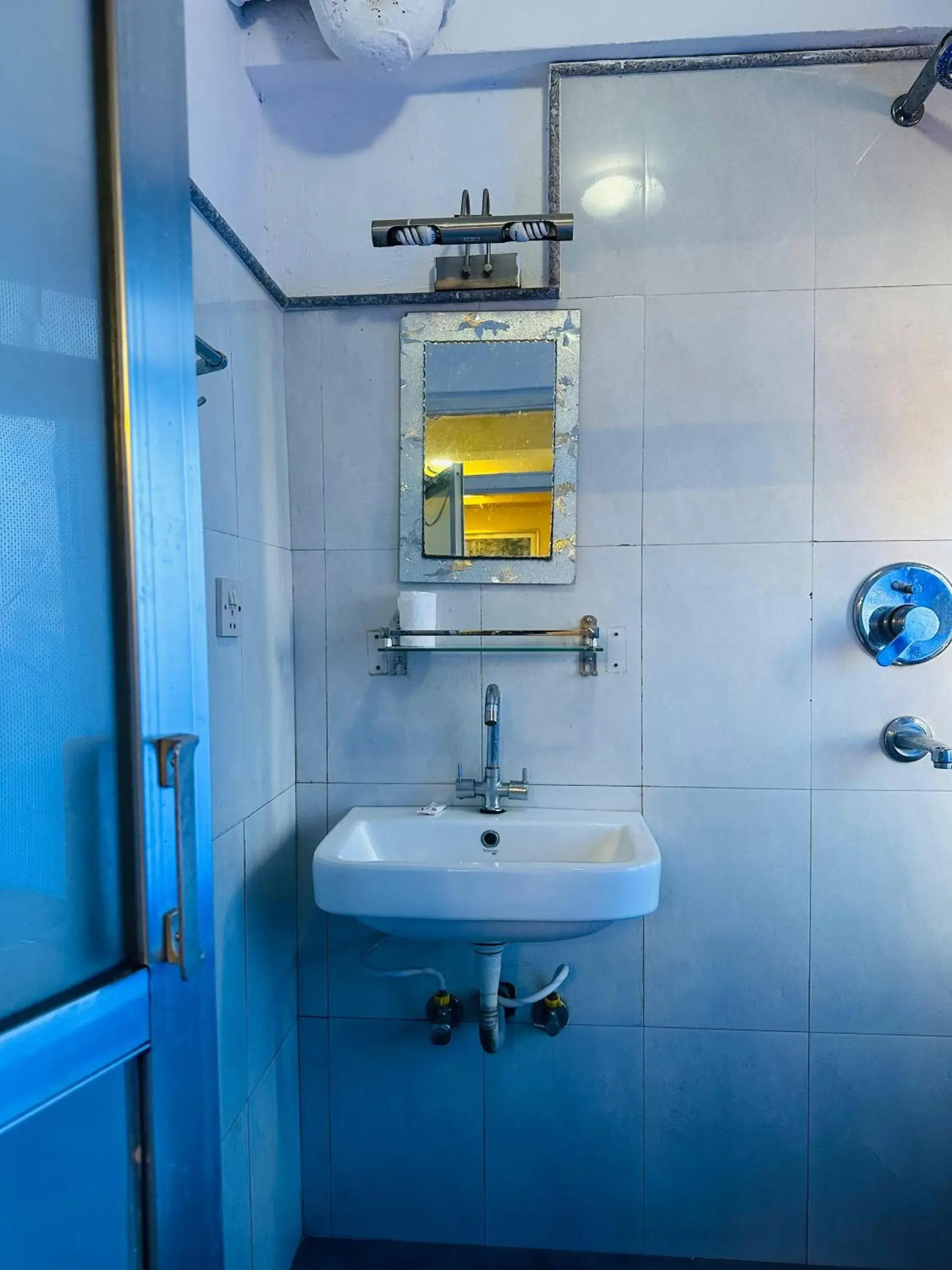 Bathroom in Hotel Travelers Home