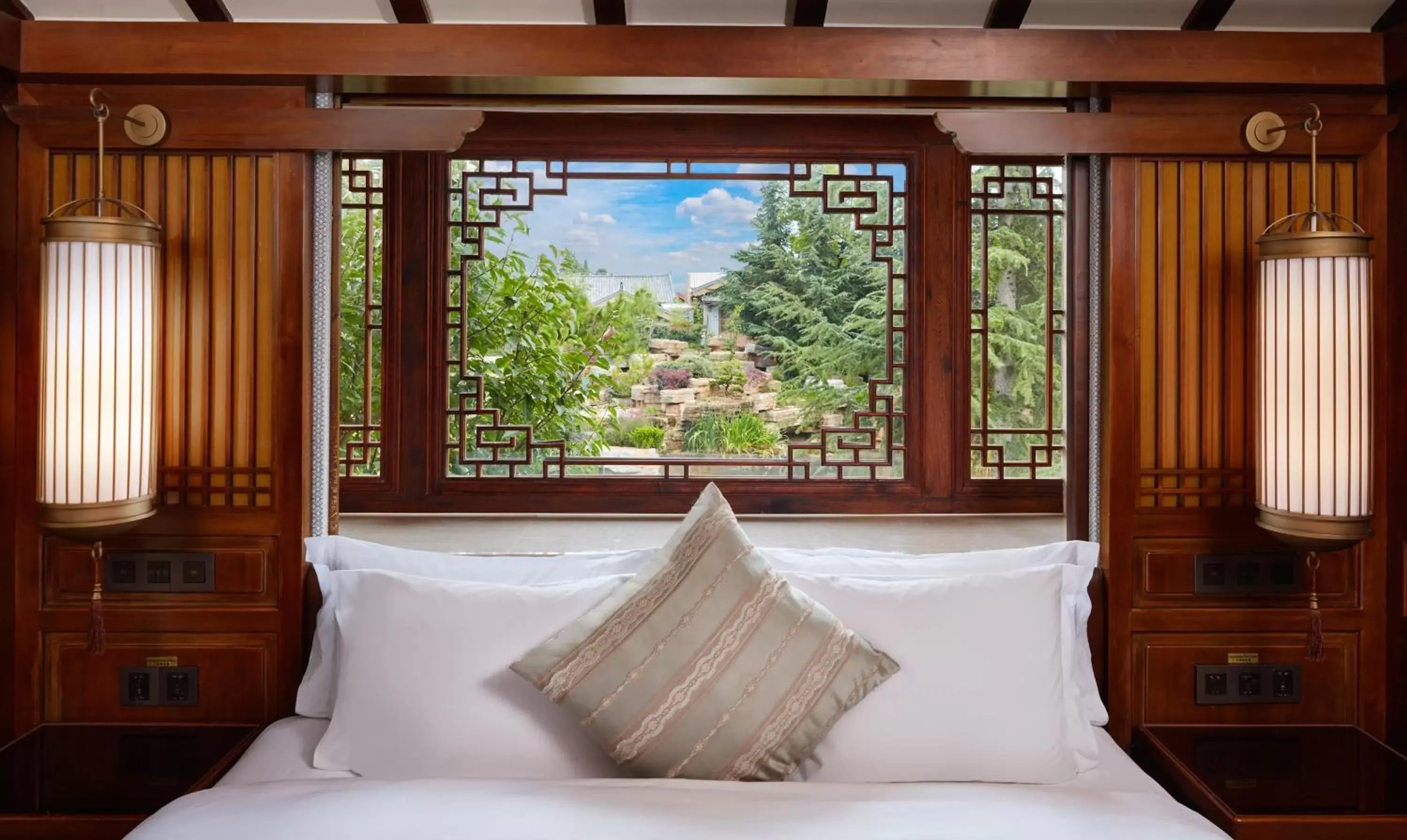 Photo of the whole room, Bed in InterContinental Lijiang Ancient Town Resort, an IHG Hotel