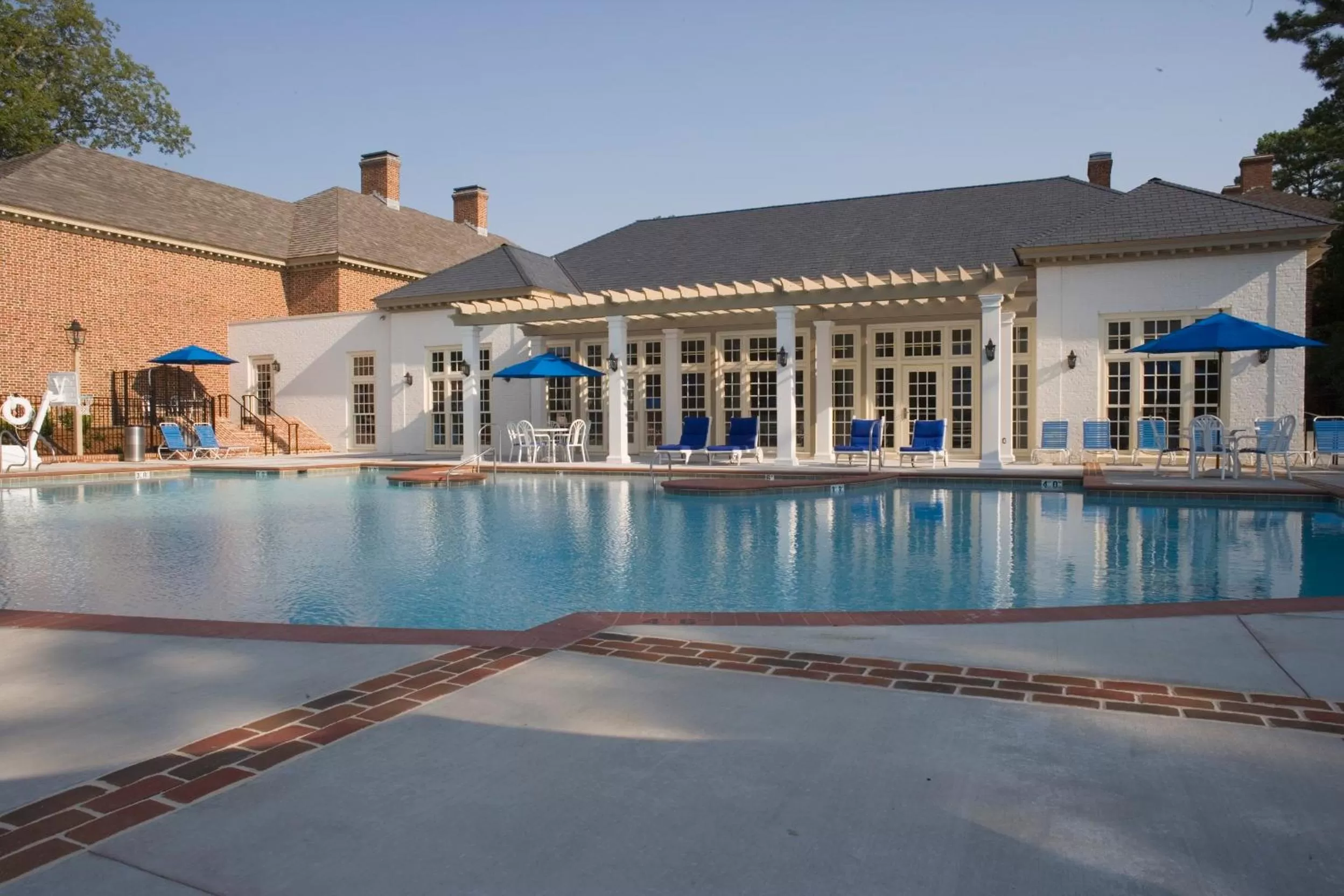 Swimming pool in Williamsburg Lodge, Autograph Collection