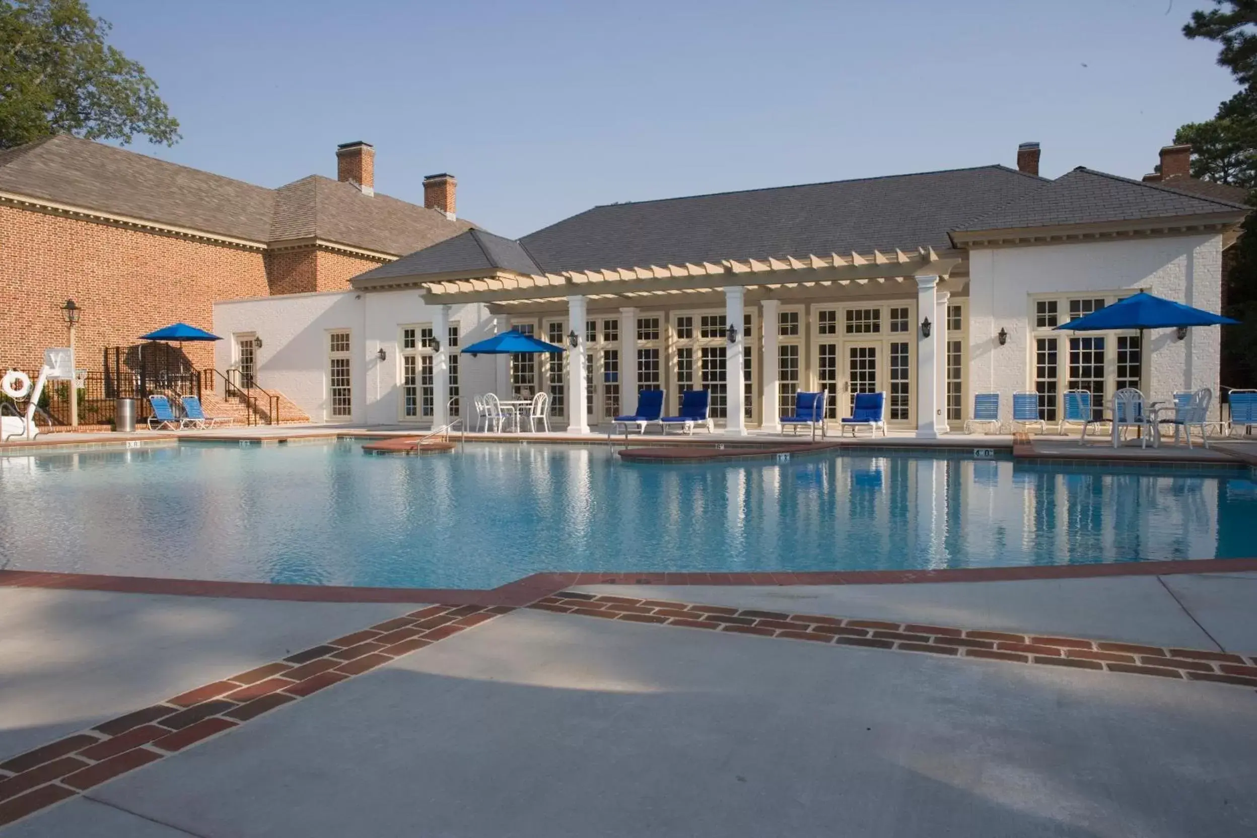 Swimming Pool in Williamsburg Lodge, Autograph Collection