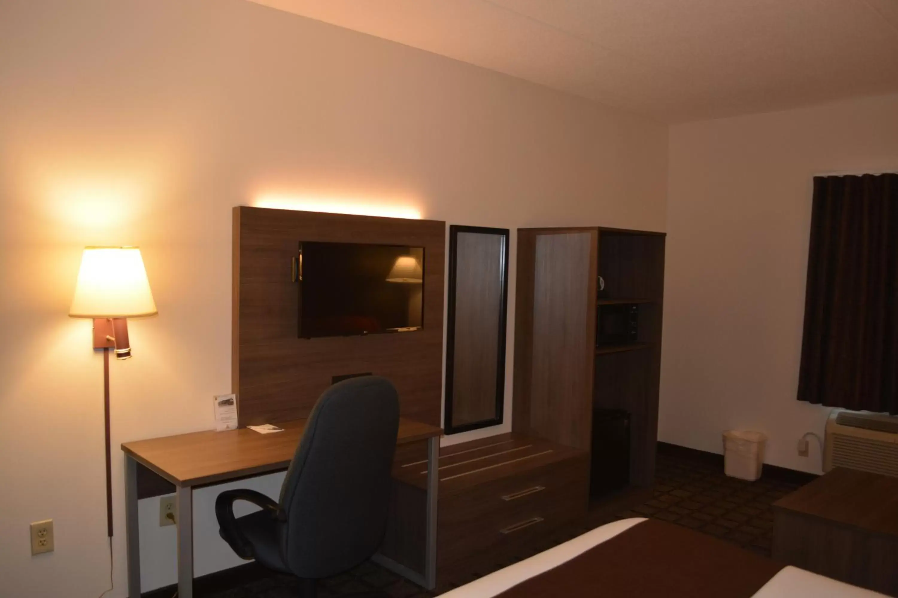 TV and multimedia, TV/Entertainment Center in Super 8 by Wyndham Ambassador Bridge Windsor ON