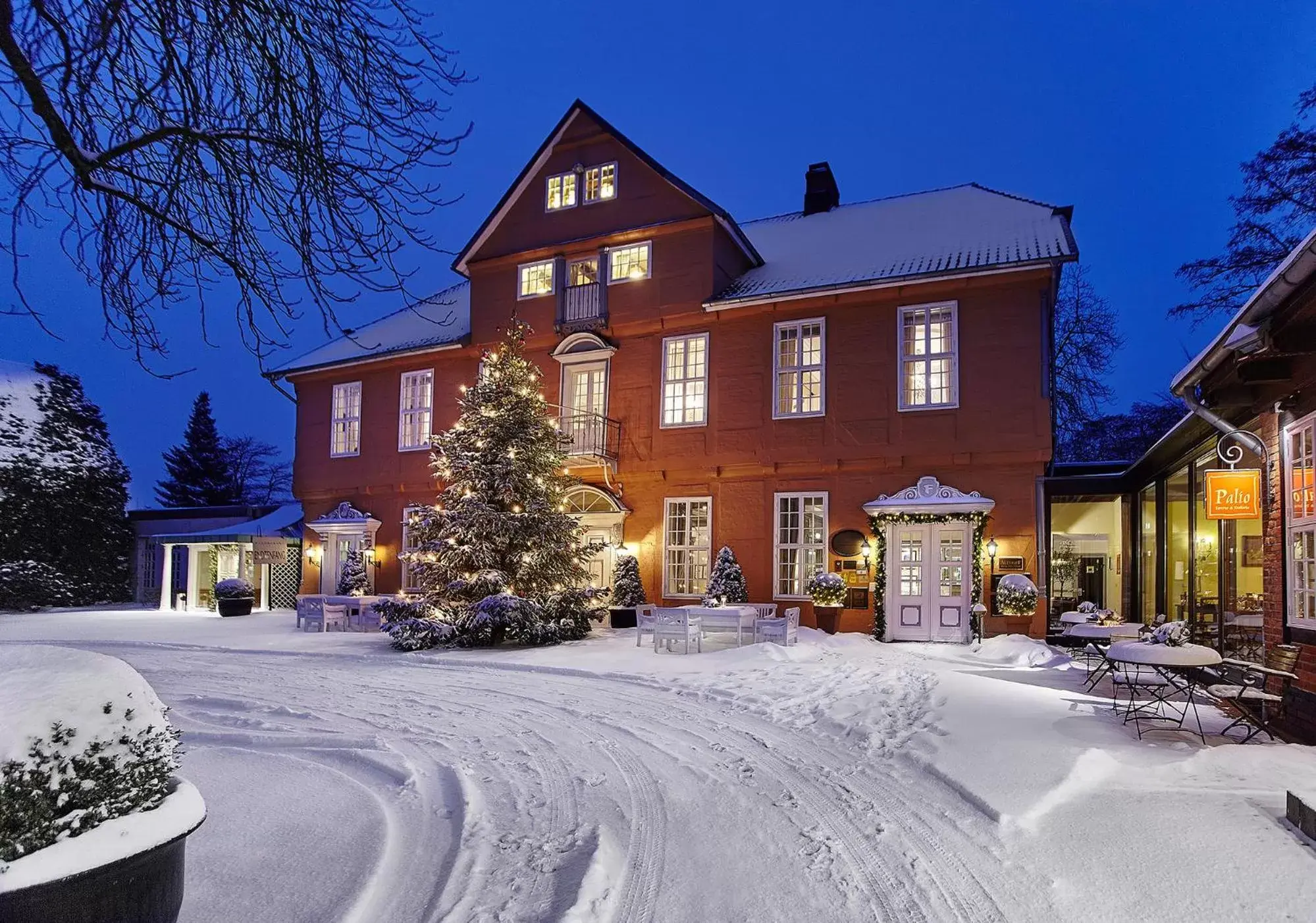 Facade/entrance, Winter in Althoff Hotel Fürstenhof