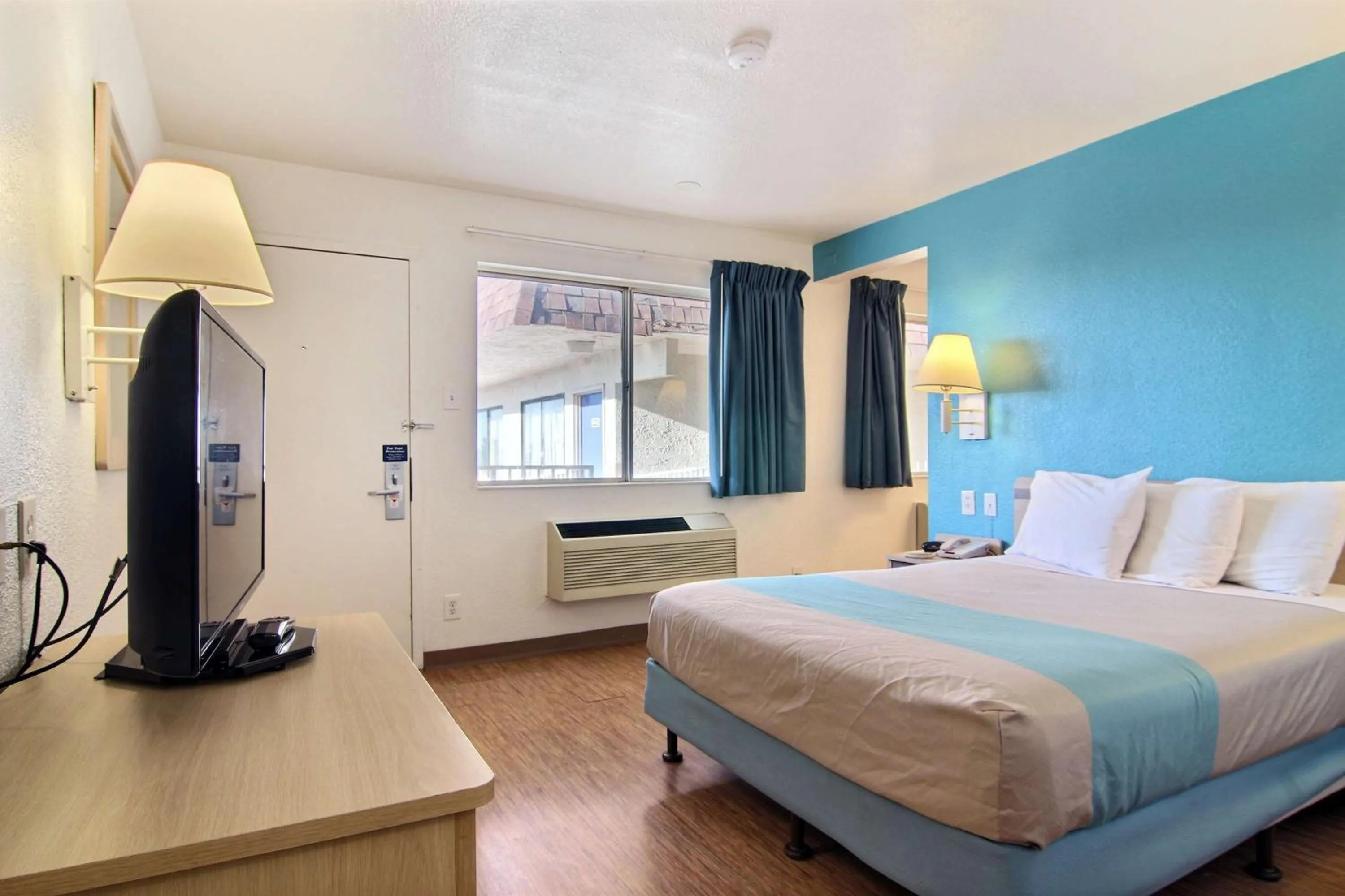 Photo of the whole room, Bed in Motel 6-Lubbock, TX