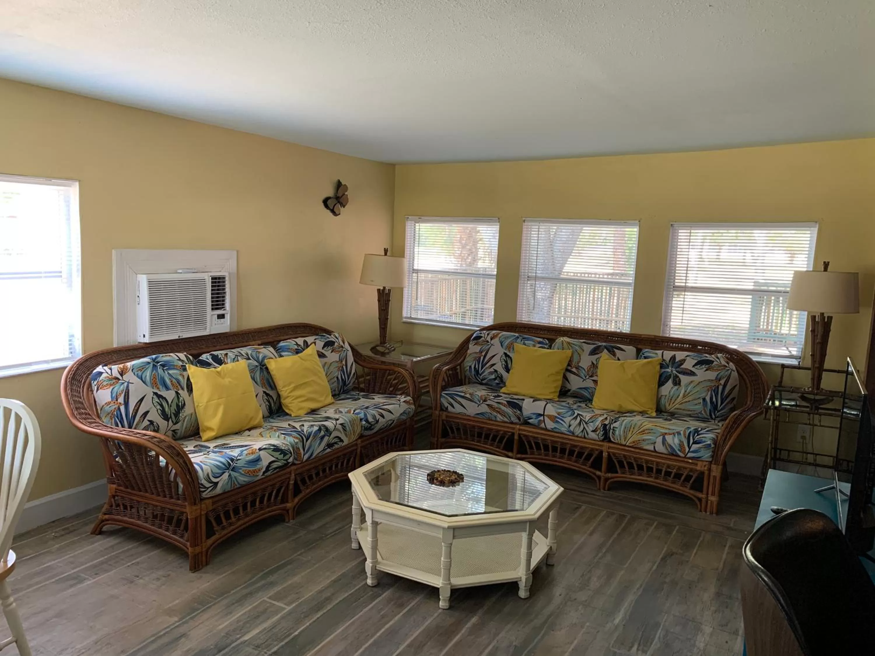 Living room in Nature Coast Inn & Cottages