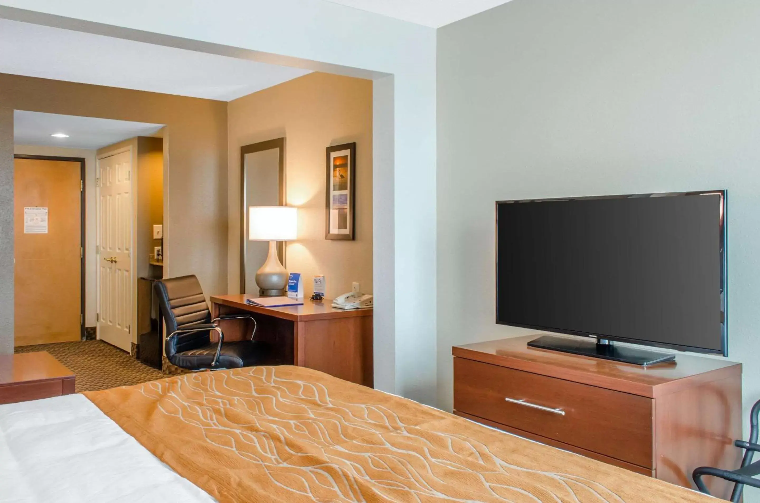 Photo of the whole room, TV/Entertainment Center in Comfort Inn & Suites Biloxi D'Iberville