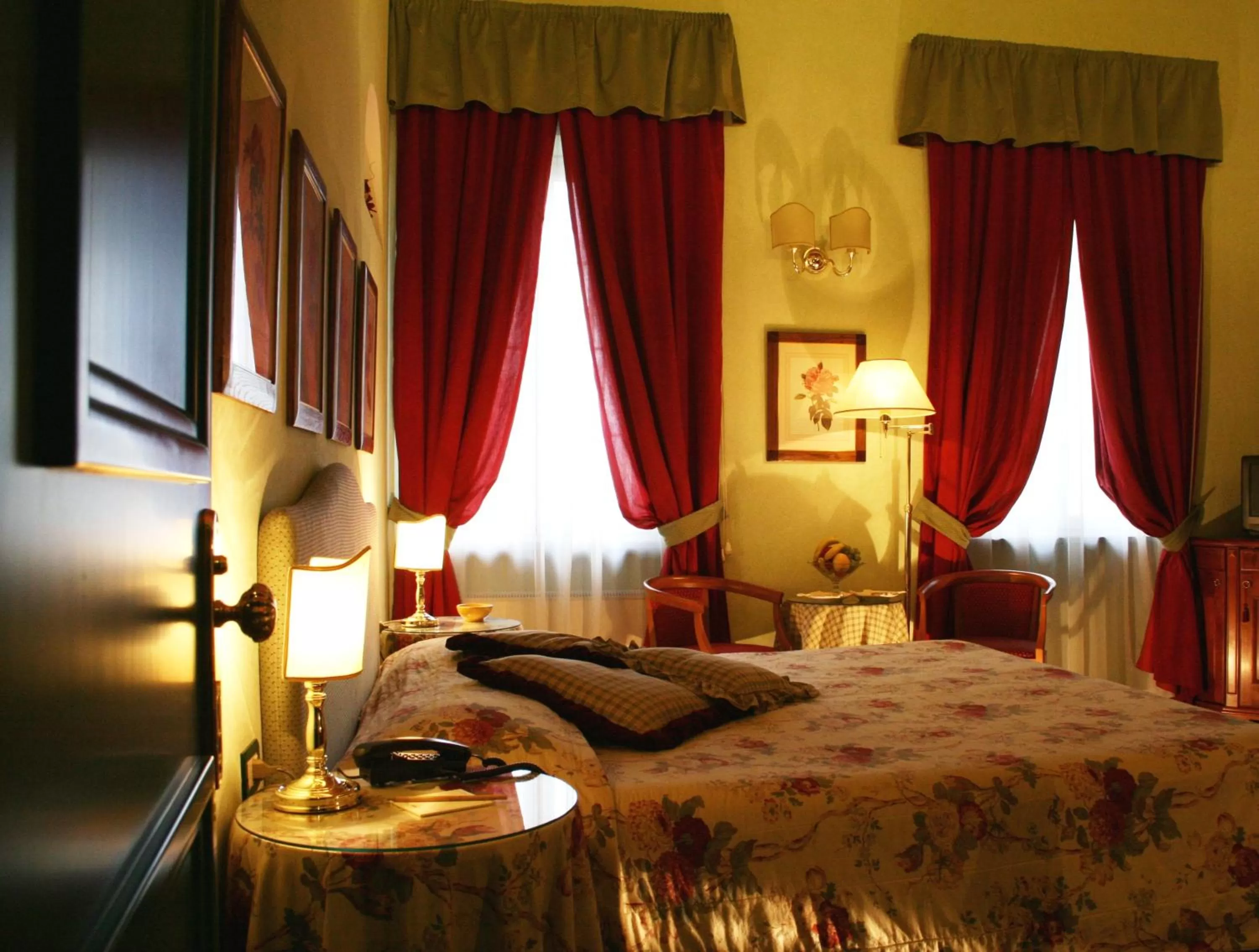 Photo of the whole room, Bed in Hotel Rosary Garden