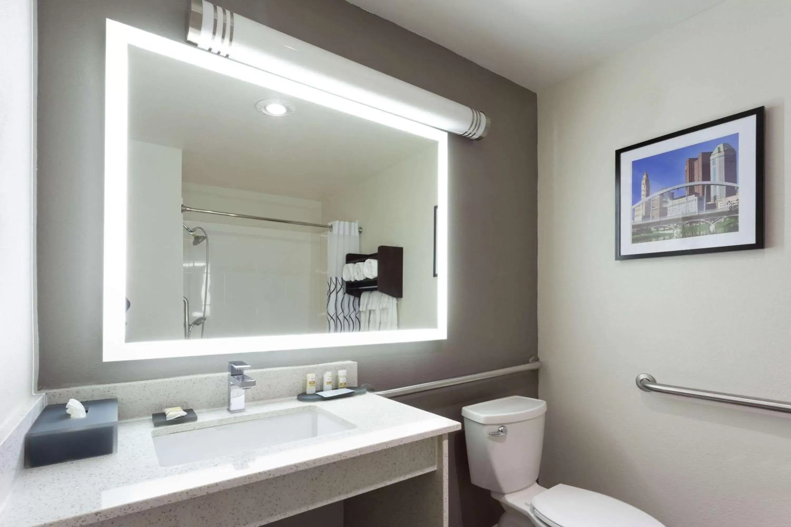 Bathroom in La Quinta by Wyndham Columbus West - Hilliard