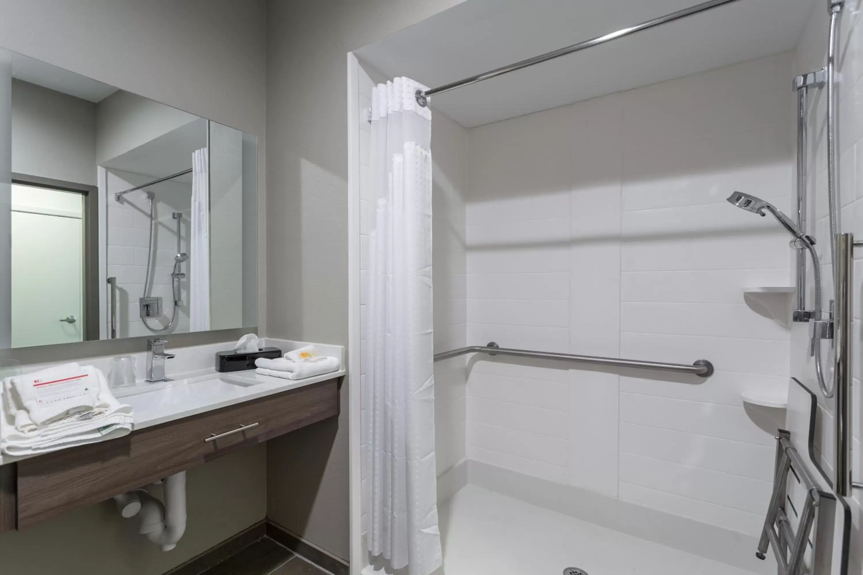 Bedroom, Bathroom in Holiday Inn San Marcos Convention Center, an IHG Hotel