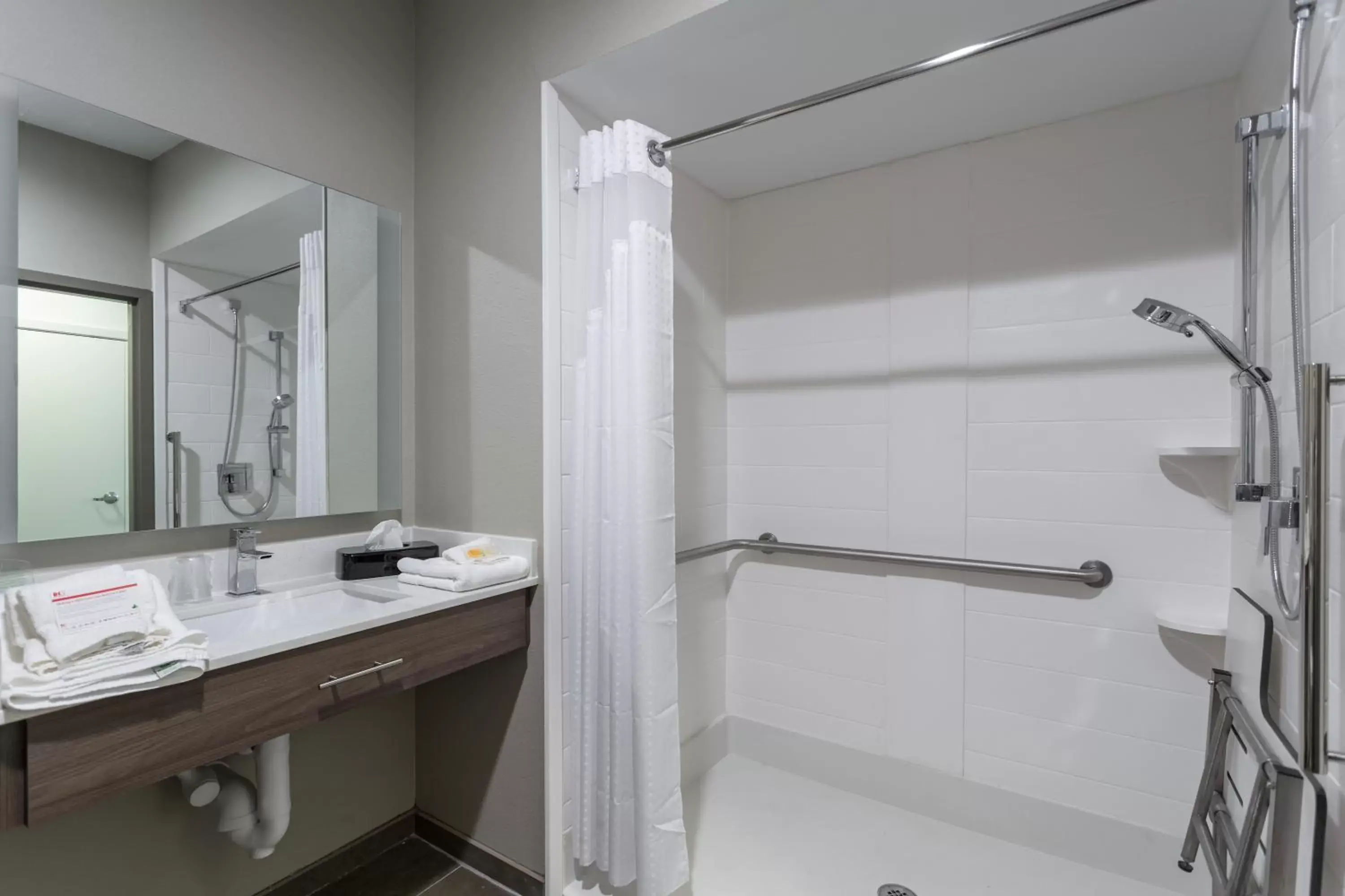 King Deluxe Room with Roll-in Shower - Hearing Accessible/Non-Smoking in Holiday Inn San Marcos Convention Center, an IHG Hotel