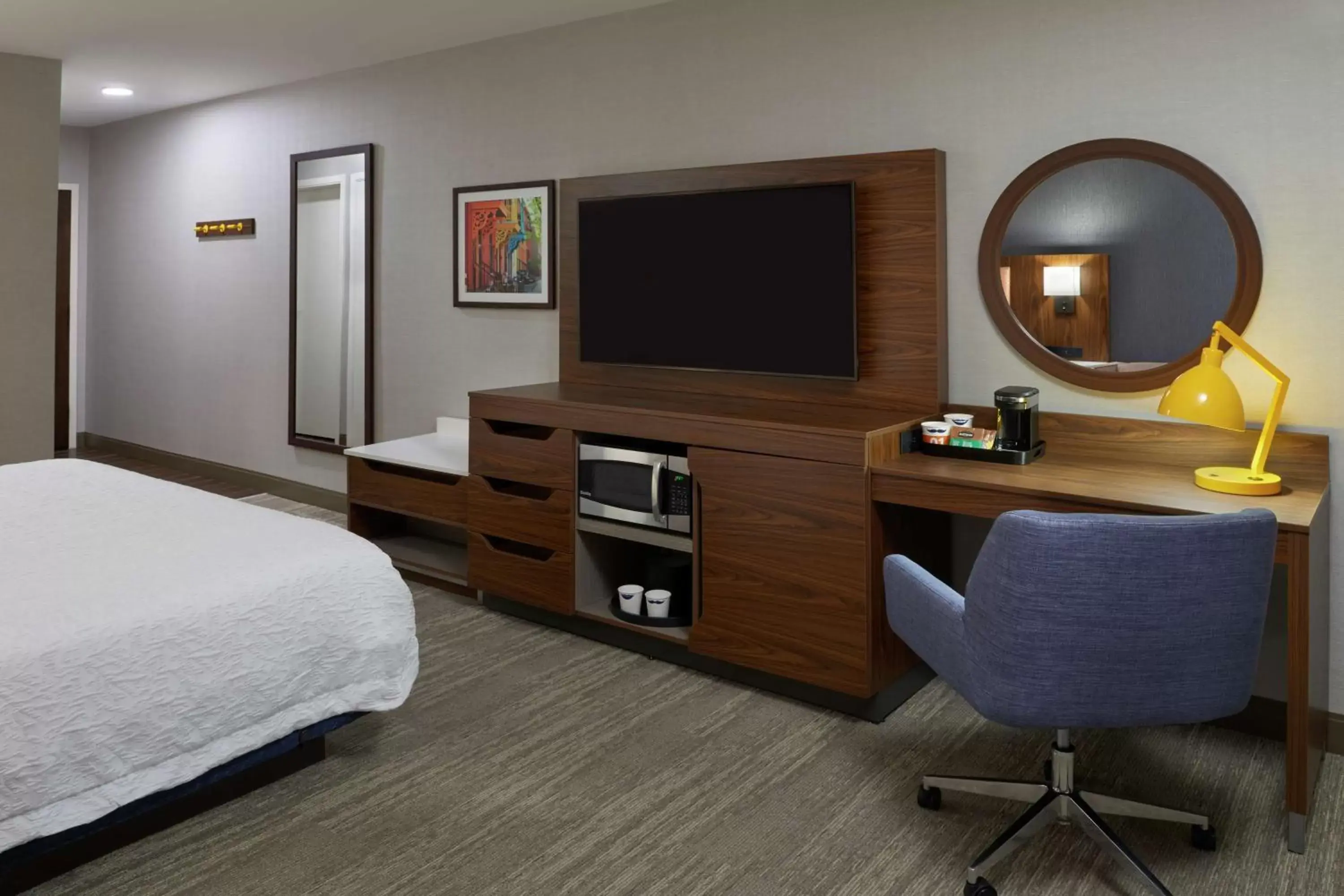 Bedroom, TV/Entertainment Center in Hampton Inn & Suites Montreal-Dorval