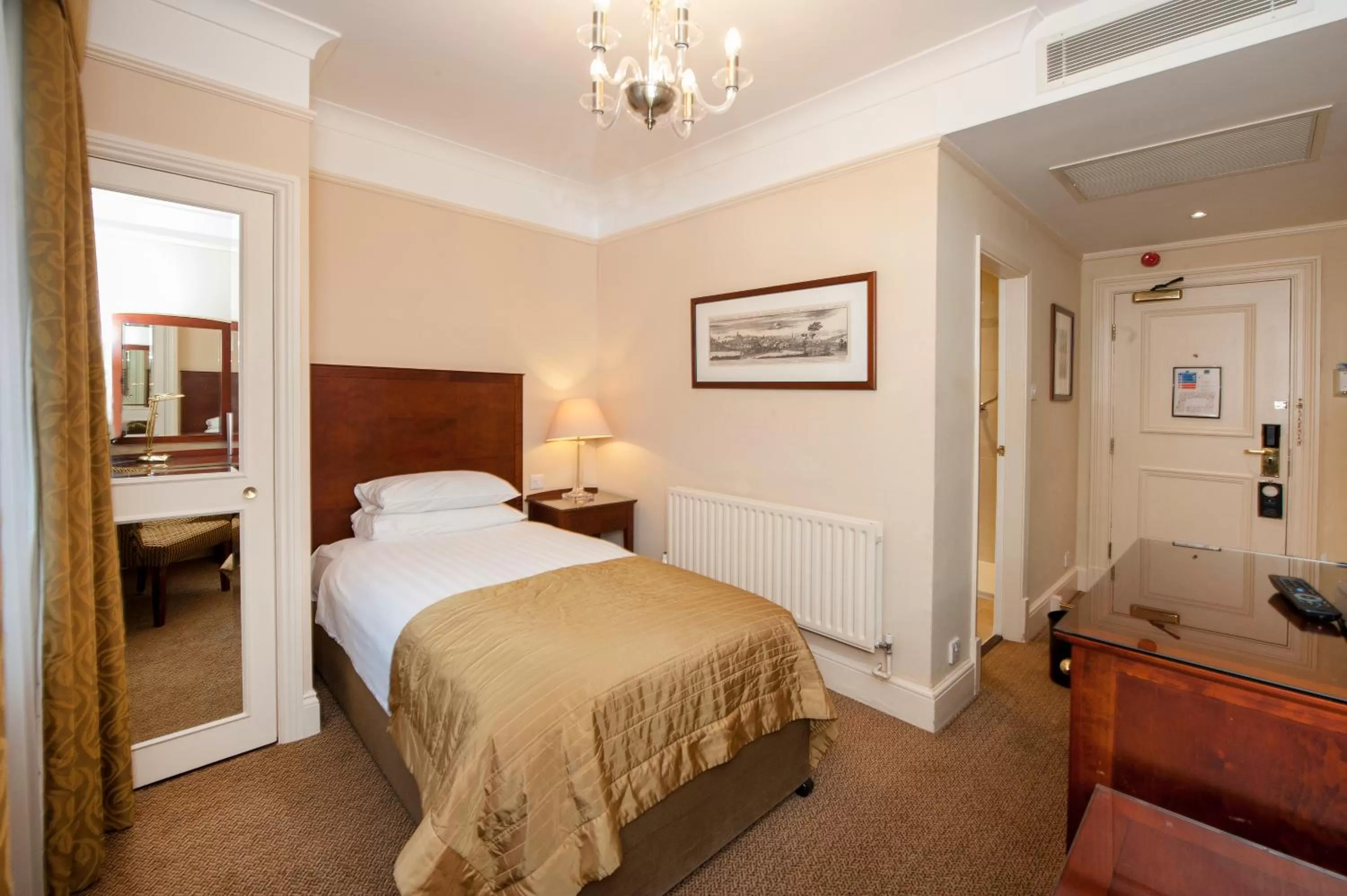 Bed in Macdonald Burlington Hotel