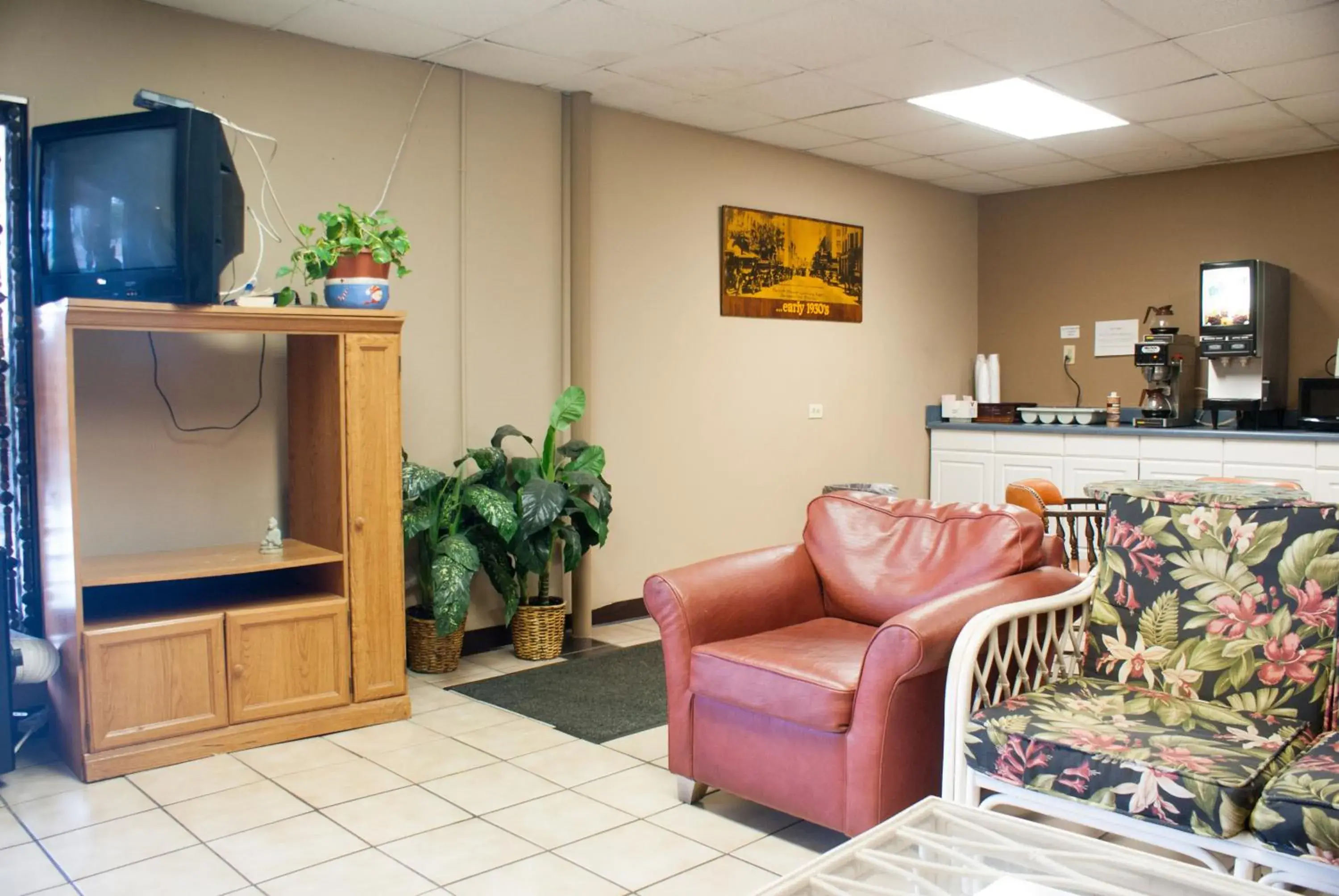 Communal lounge/ TV room in Scottish Inn Downtown Jacksonville