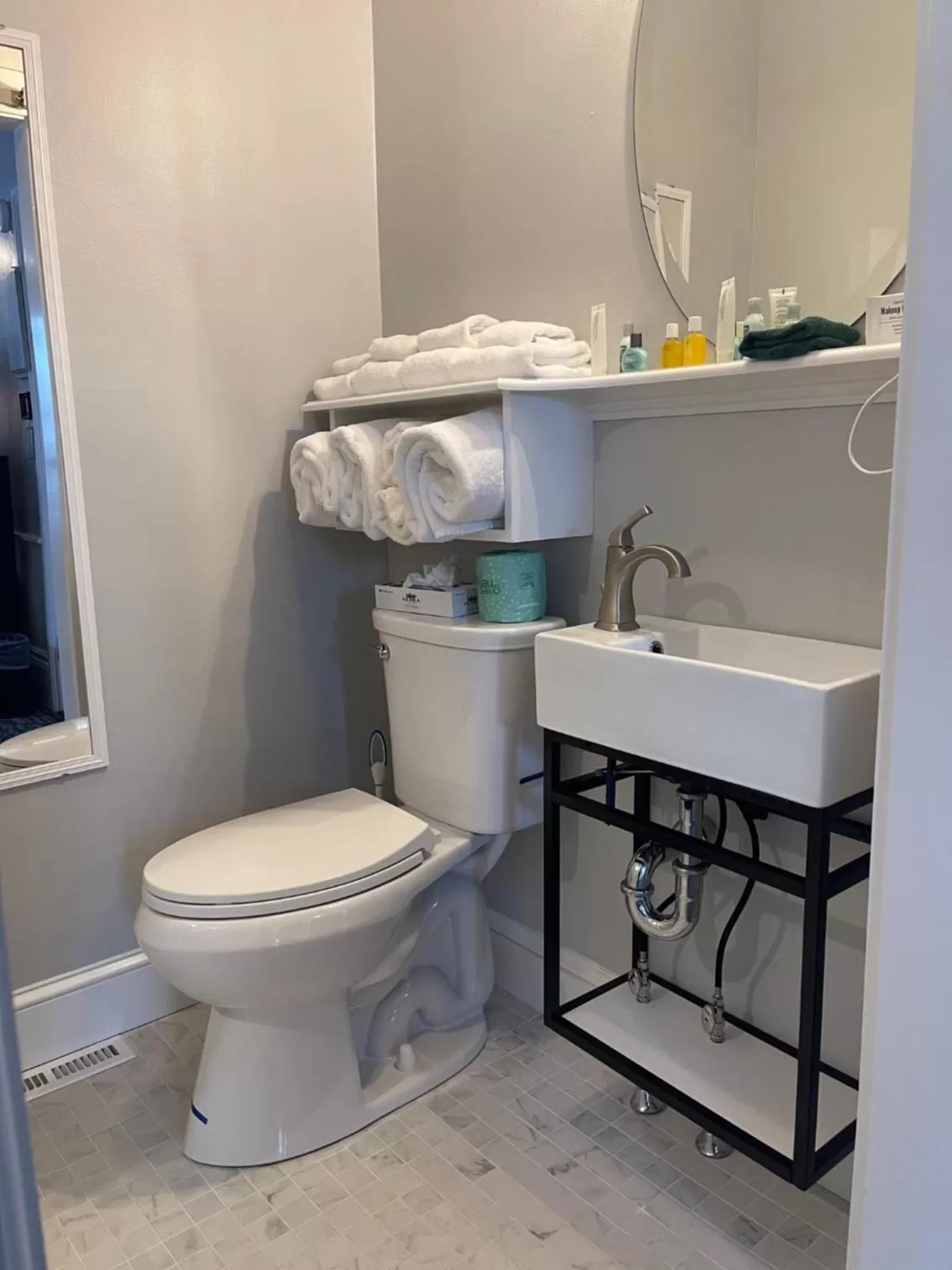 Bathroom in Essex Street Inn & Suites, an Ascend Collection Hotel