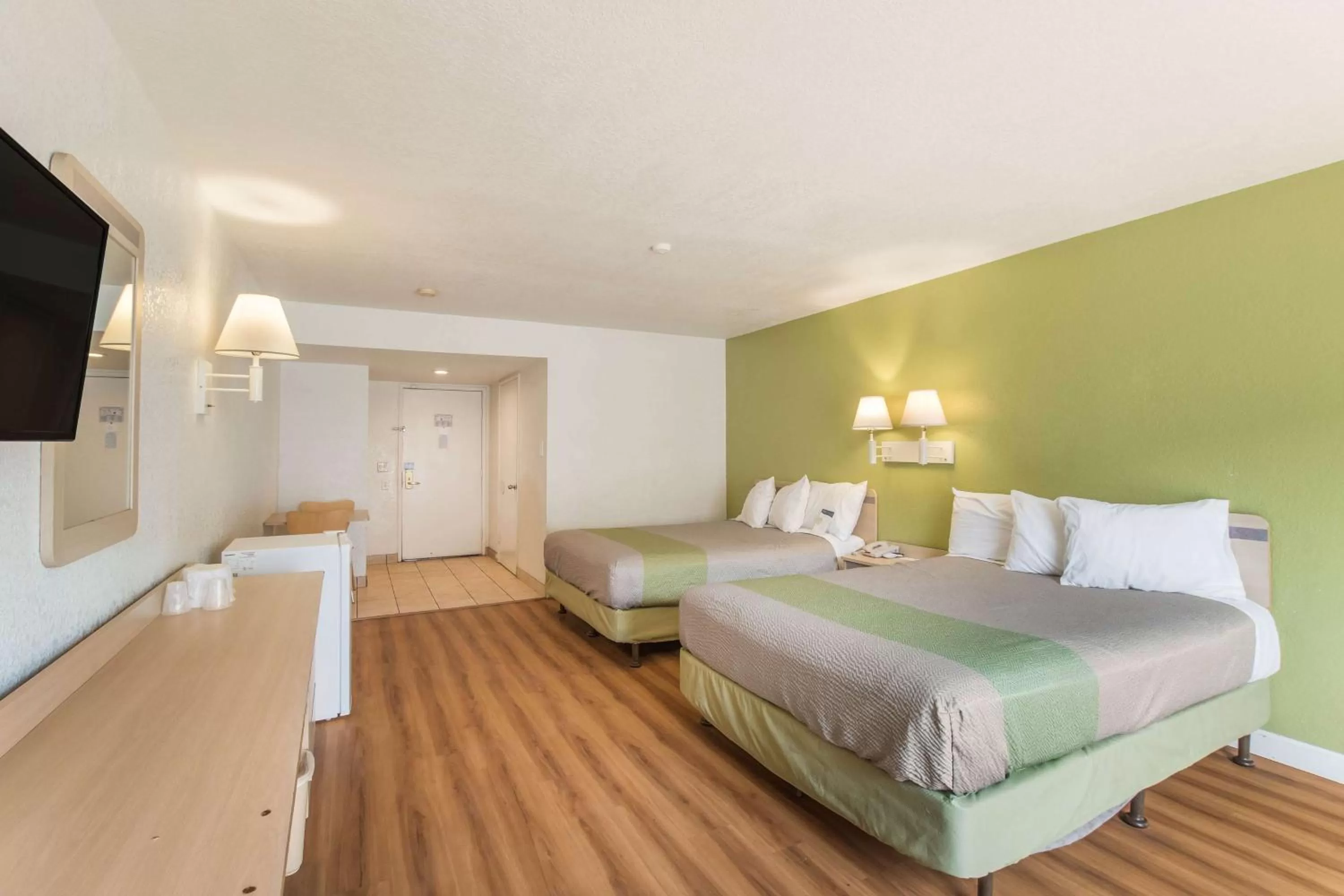 Bedroom, Bed in Motel 6 Hemet