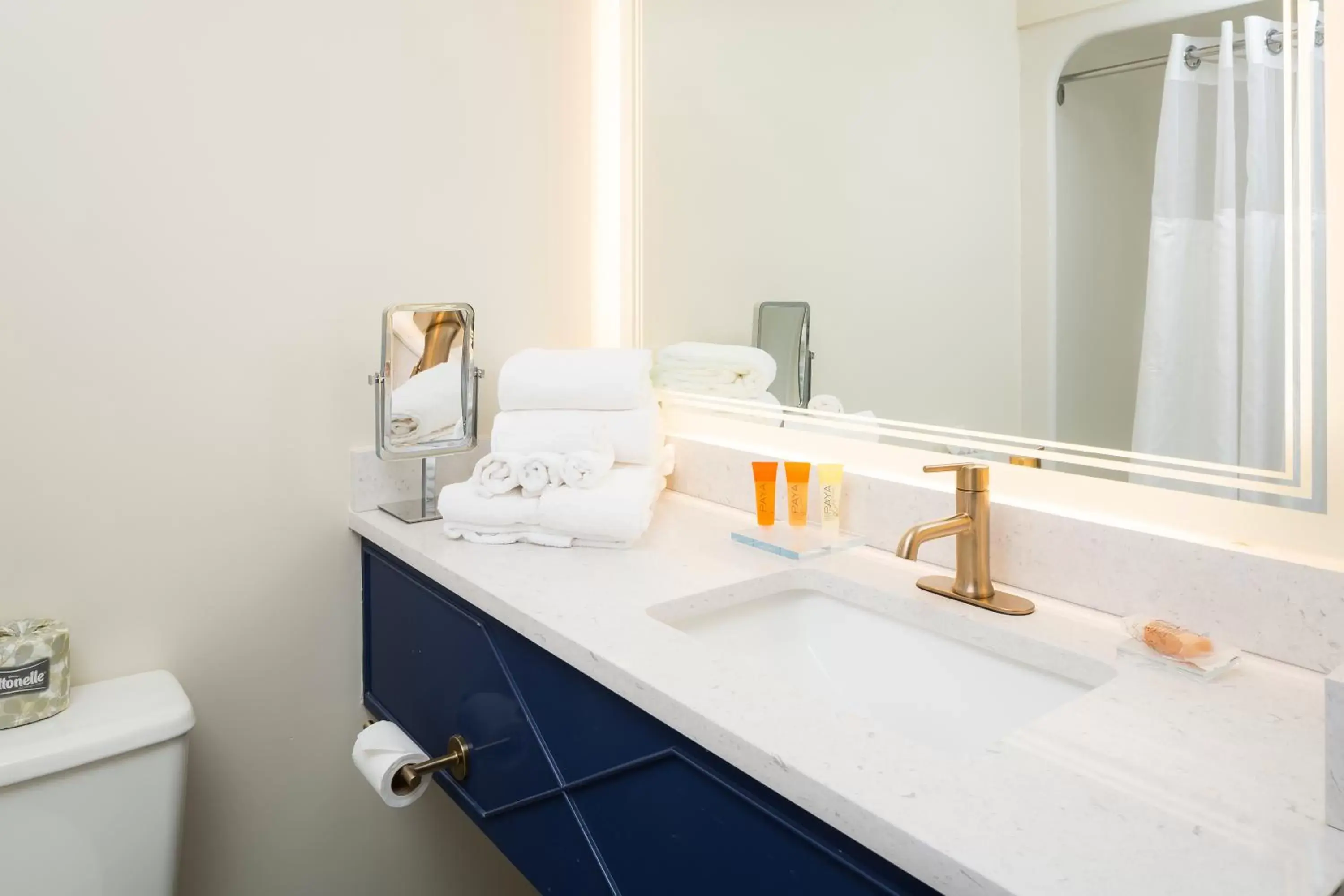 Standard Room with One King Bed in Hotel 1620 Plymouth Harbor Standard Room with One King Bed in Hotel 1620 Plymouth Harbor