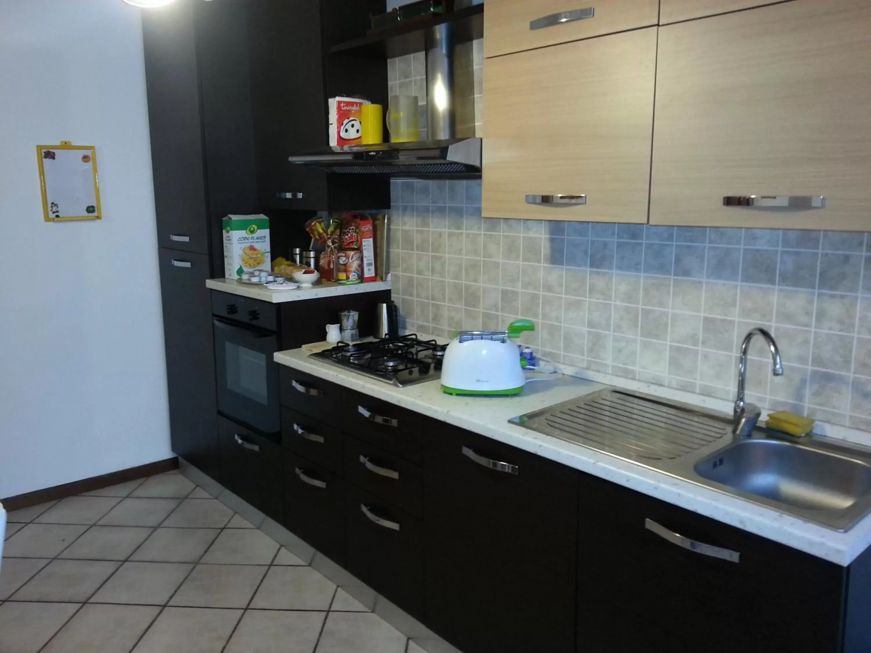 Kitchen or kitchenette, Kitchen/Kitchenette in B&B Smeraldo Airport