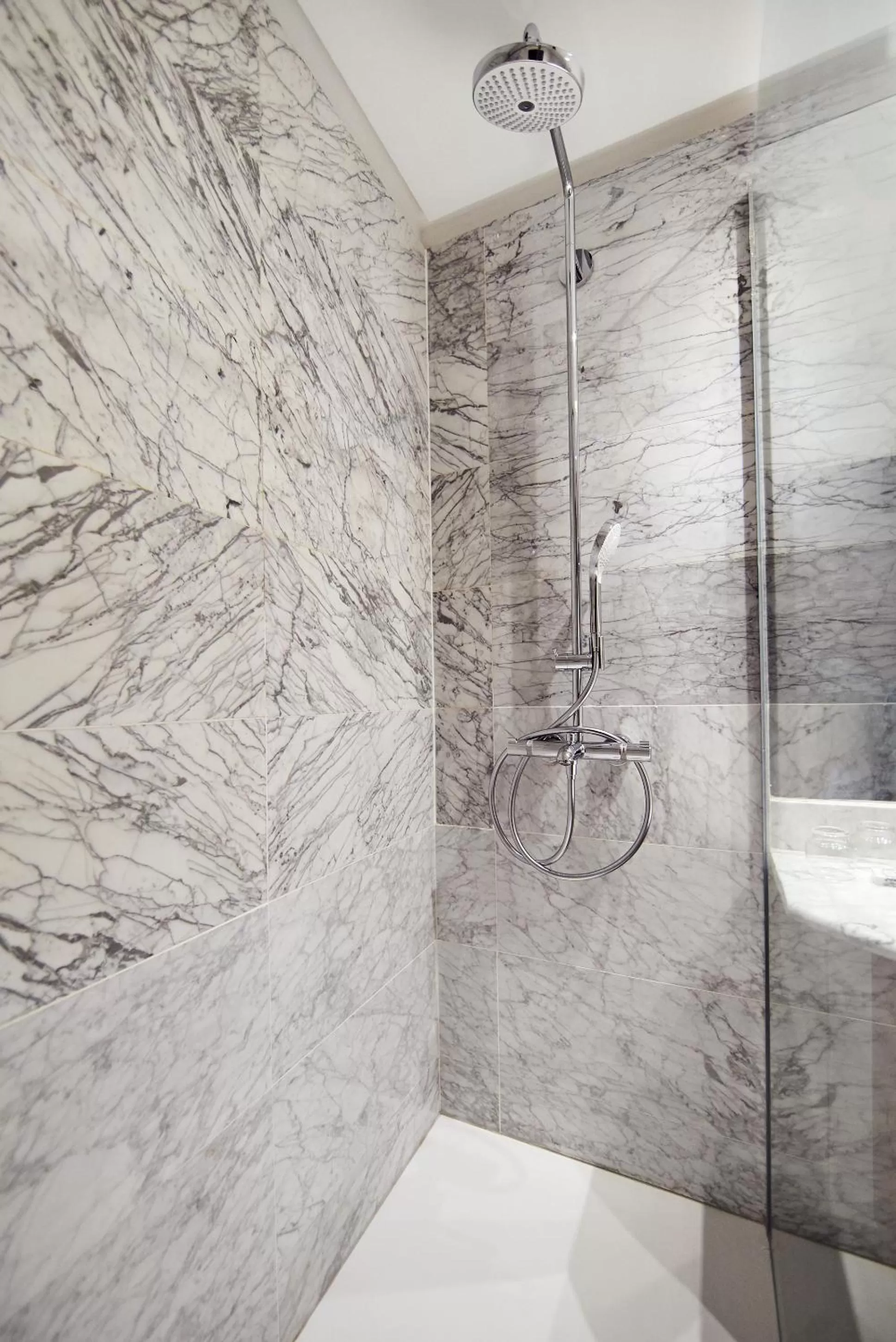 Bathroom in Occidental León Alfonso V