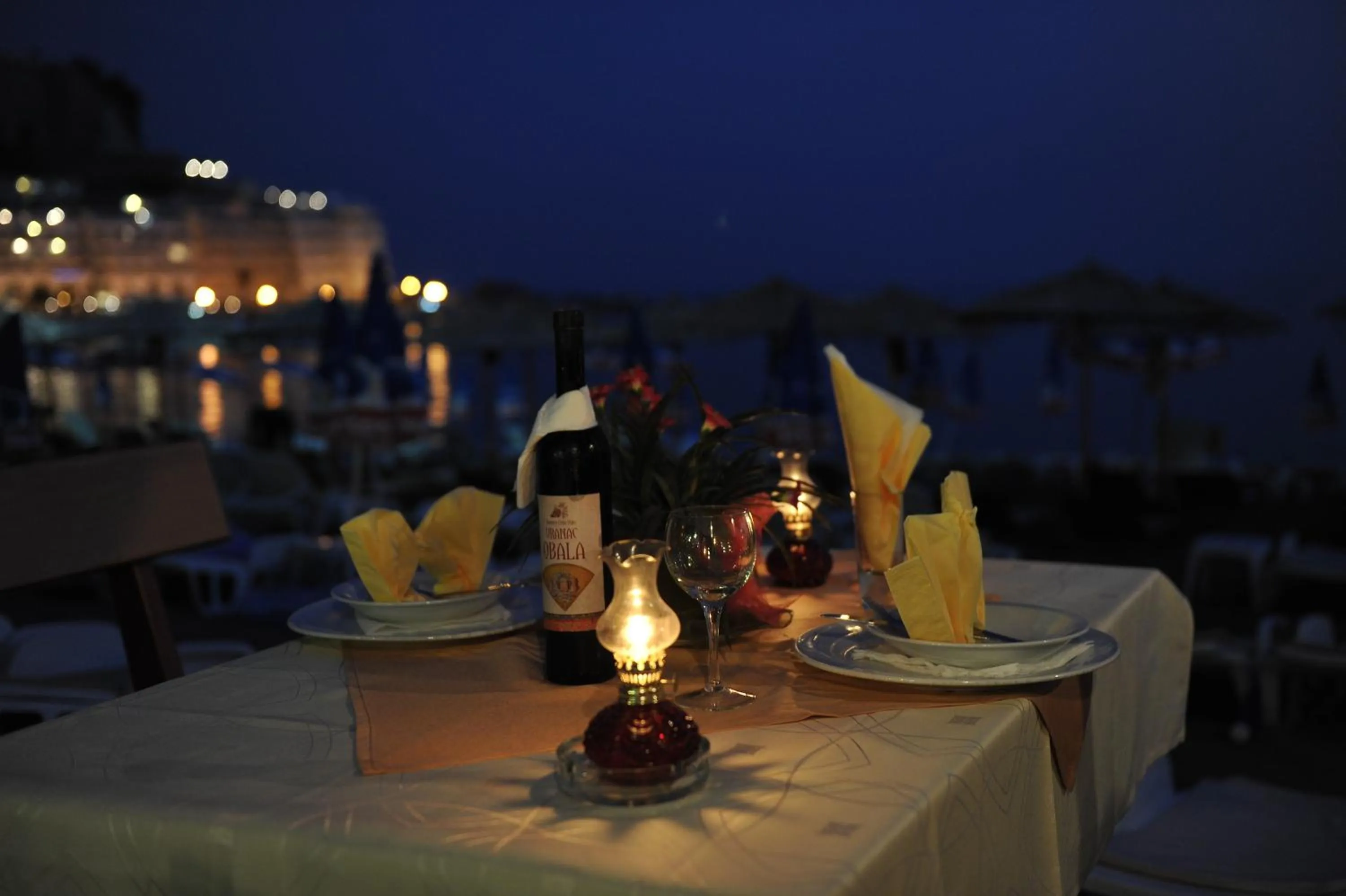 Restaurant/places to eat in Hotel Obala