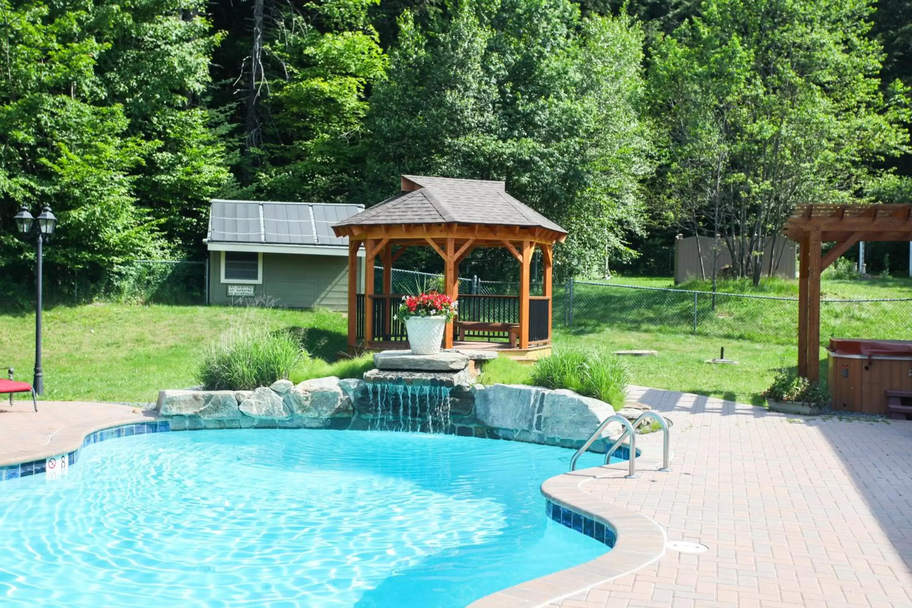 Hot Tub, Swimming Pool in The Inn at Quail Run